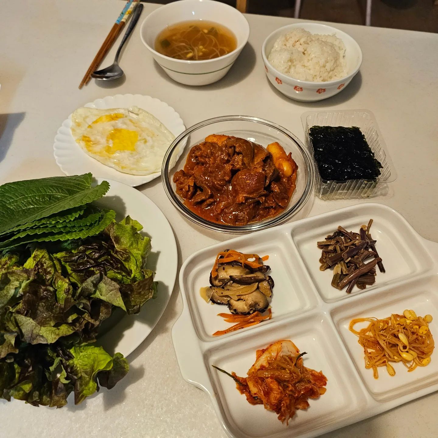 저녁있는 삶.
오후를 있는 그대로 쓸수 있다는 것에 감사함.
근데 왜 아직도 일이 쌓여있지....
좀만 더 힐링하고 빨래나 개러가자...

#조금만더쉴게요 #5분만