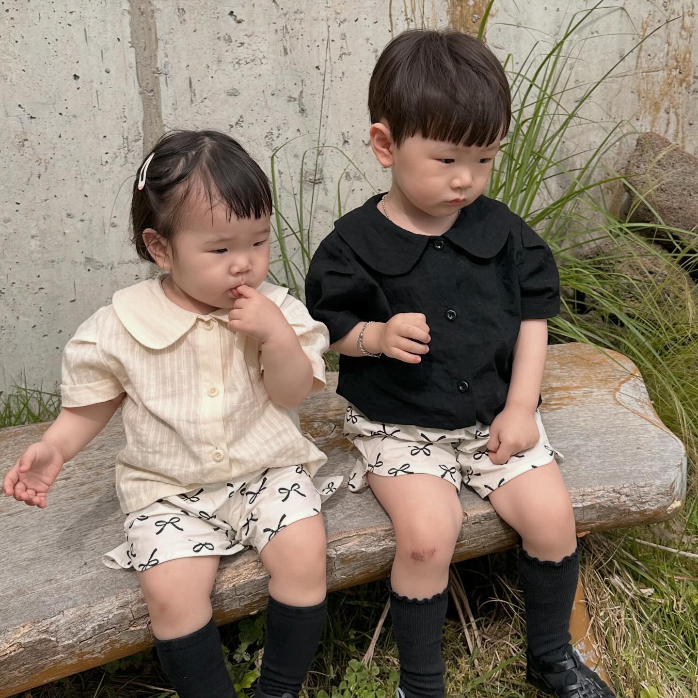 -
바배되는 
round collar shirt ᰔ 

귀여운 라운드 카라와 
세로스트라잎 펀칭 패턴으로 시원함까지 🩵

바람솔솔 통하는 원단이라
올 여름 리라남매 교복예정 🫡

.
🛒 dearu.official_ 
🎀 
riwoo 94cm 14kg m착용
rayu 80cm 11kg s착용 

+ daily round PT 리본바지랑 코디했어요 

.
#디어유 #디어유베베 #아기옷 #바배상품#여름아기옷#아기옷마켓 #자체제작아동복 #아기셔츠