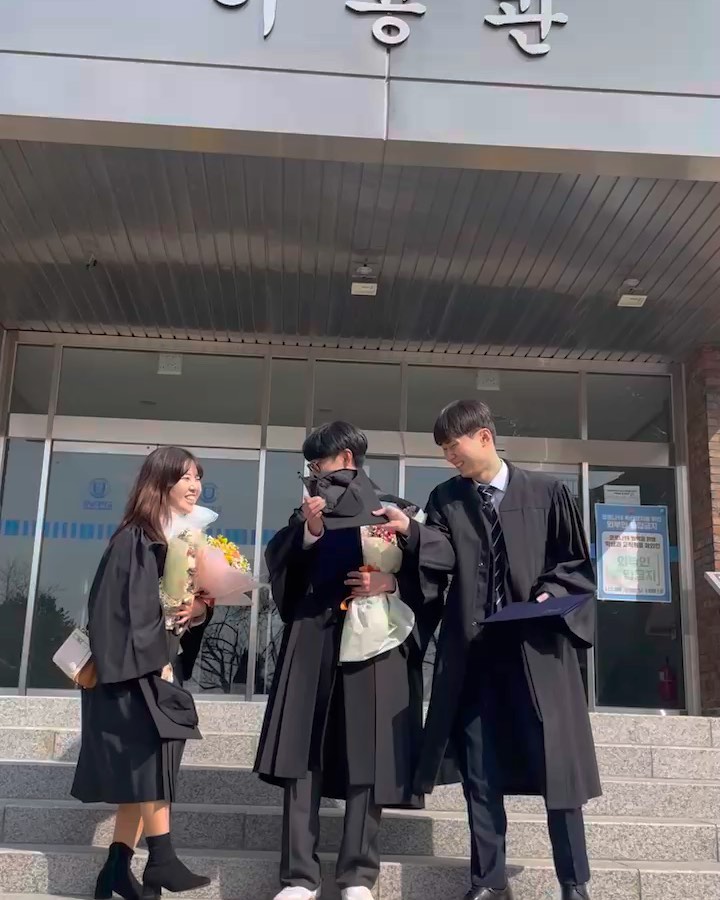 Congrats on graduating 🎊❤️
⠀
Be proud of our lives, and we deserve all the successes!
⠀
I love you all guys 🥰🎉
⠀
#졸업 #졸업사진 #졸업스냅 #졸업사진컨셉 #graduation #graduate #congratulations #likesforlike #좋반