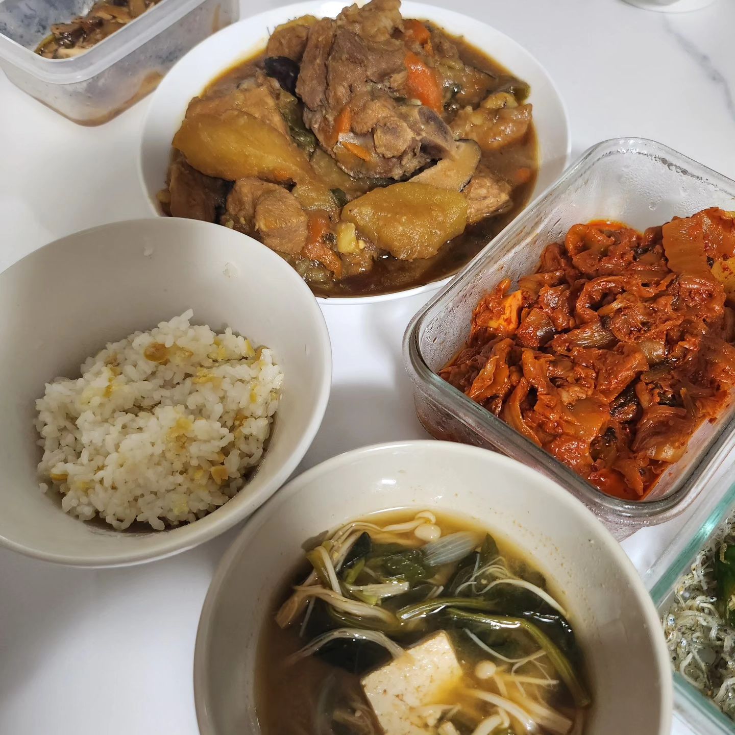 출산하고 골골대는🫠 나를 위해!
남표니가 첨으로 갈비찜을🍖 해줘따😀
정성 가득! 조미료❌️ 손맛 가득이라 최고최고👍👍
덕분에 아주 맛있게 몸 보신 했네 ㅎ

고마워 울 남푠 사랑해❤️

#갈비찜 #시금치된장국 #집밥 #남편 #고마워 #집밥스타그램 #요리 #보양식 #건강식 #맛있어 #산모 #음식 #기력회복 #건강하자