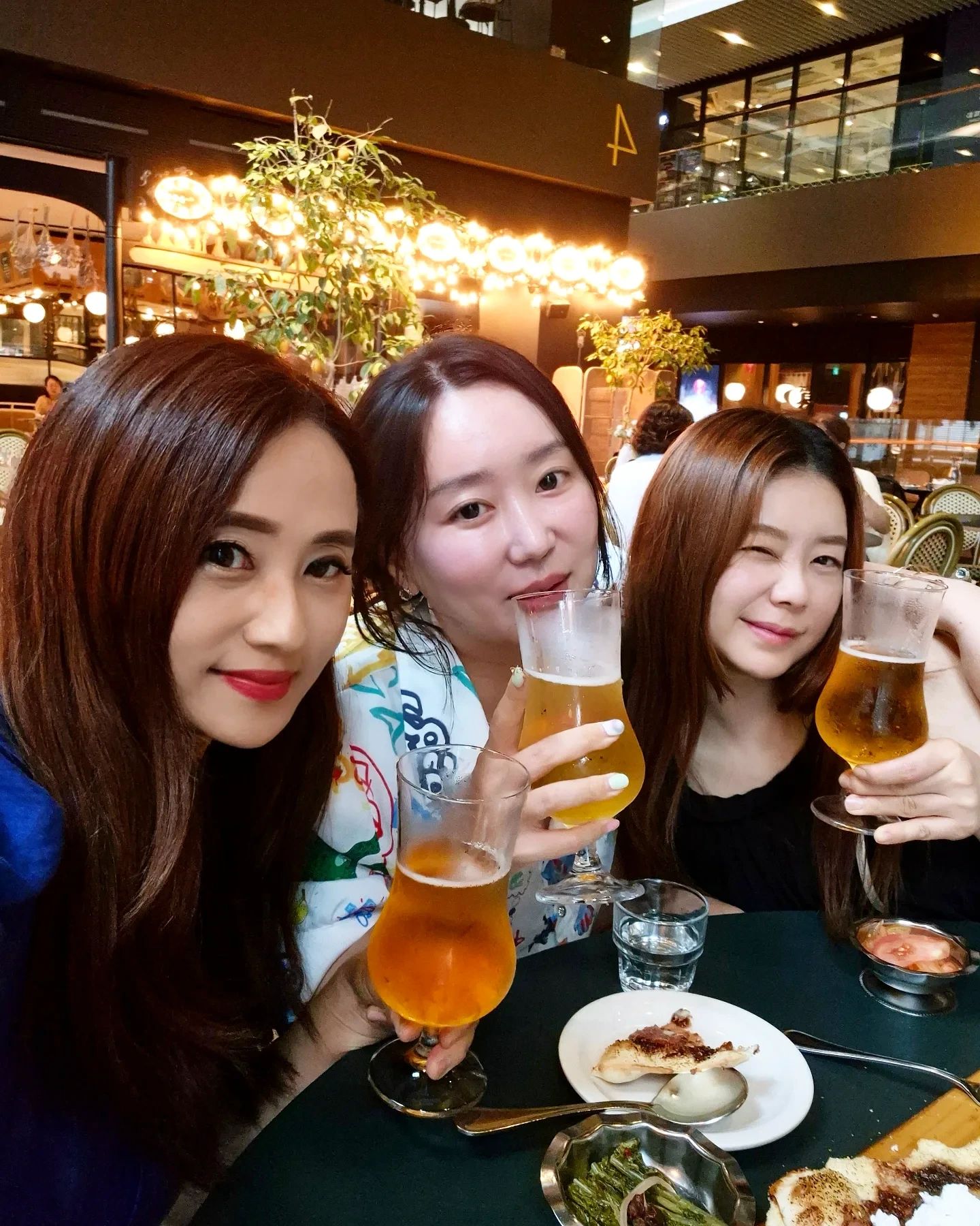 🍻

이게 얼마만이야🥰~~폭우를 뚫고☔️ 1호선 끝과끝에사는 나랑 혜진이~그 중간 종각역에서 반차내고 나온 혜현이와 만남🤣🤣 

추억의 서린낙지냠냠🦑하고 멜팅샵에서 피자에 맥주한잔캬~🍻

아파서 못나온 주미랑😭육아땜시 못나온 미선이와 일땜시 못온 혜련이~넘아쉽~담엔 다같이 만나유😍

시간가는줄 몰랐던 즐거운 시간이었슈❤️
ㆍ
ㆍ
ㆍ
#먹방씨스터즈 #서린낙지 #멜팅샵x치즈룸 
#폭우를뚫고 #자유부인 #힐링타임