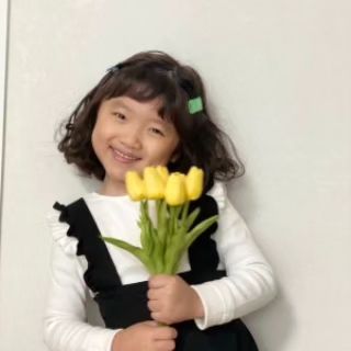 우리아이 발롱펌 어때요?
춘천 타나헤어에서 받은 발롱펌!
아이의 머리상태를 고려하여 스타일변신을 해봤는데
발롱펌이 가장 괜찮을 것 같아서 시도했어요~
아이도 만족하고 저도 만족 :)
넘나 귀여운 우리 아이~ 아이펌도 제대로 해주시는 쌤 너무 감사해요 :)
볼륨이 너무 이쁘게 나와서 더 귀여워보이는 효과가 ^^
춘천 타나헤어에서 아이펌 하러 자주 와야겠어요~

#춘천타나헤어 #타나헤어 #춘천발롱펌 #베이비발롱펌 #온의동미용실 #온의동타나헤어