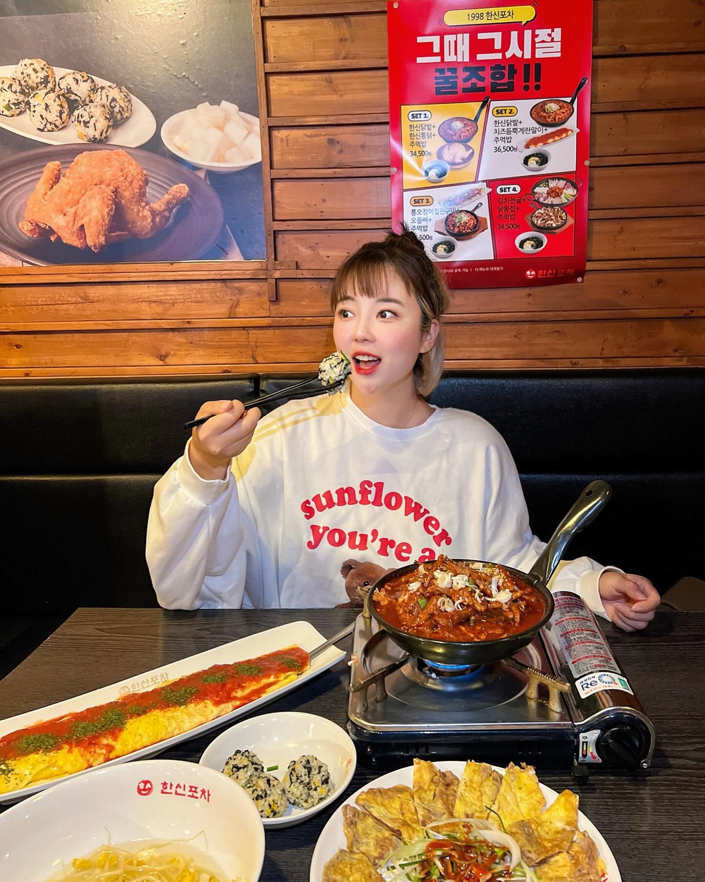#광고
 
스트레스 풀고 싶을때 꼭 가는 #한신포차
#한신닭발 진짜 #맛집 답게 맛있잖아요!!
몇달 간 열심히 일해서 스트레스 풀고 싶어서
이번에도 #닭발 시켰는데 진짜 존맛탱 ㅠㅠ
 
특히 주먹밥이랑 콩나물국 #메뉴 조합 폼 미쳐따잉
 
그런데 이렇게 맛있는 닭발을 
#닭발할인  받을 수 있는 방법 알려드릴게요!
 
10월 25일 (수) 내일 단 하루만  #한신닭발 #한신무뼈닭발 50% 할인한다고 해요!
(할인 진행 매장은 더본코리아에서 확인 가능해요!)
 
 
#안주맛집 한신포차 가서 함께 데이트하고
즐겁게 먹어보자구요!
 
반값으로 매운맛 보러 가즈아 🔥
 
theborn_tasty
#한신포차 #안주맛집 #닭발 #한신닭발 #닭발할인 #한신무뼈닭발 #맛집 #주먹밥