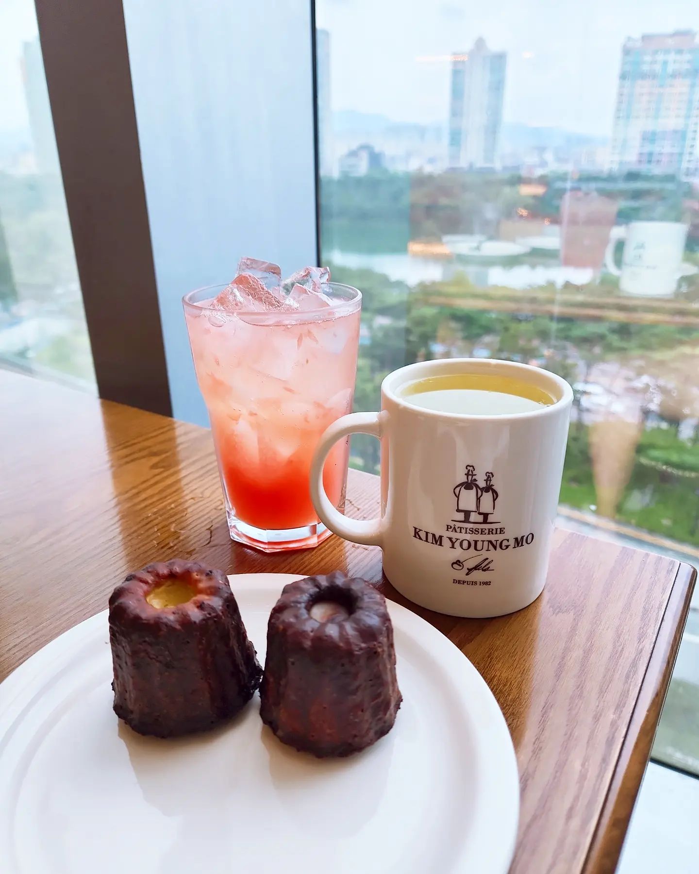 비 내리는 창문 바라보며
친구랑 도란도란 수다... 😊❤️

#김영모과자점 #김영모과자점잠실에비뉴엘점 
#잠실롯데몰 #잠실롯데몰카페
#일상스타그램
