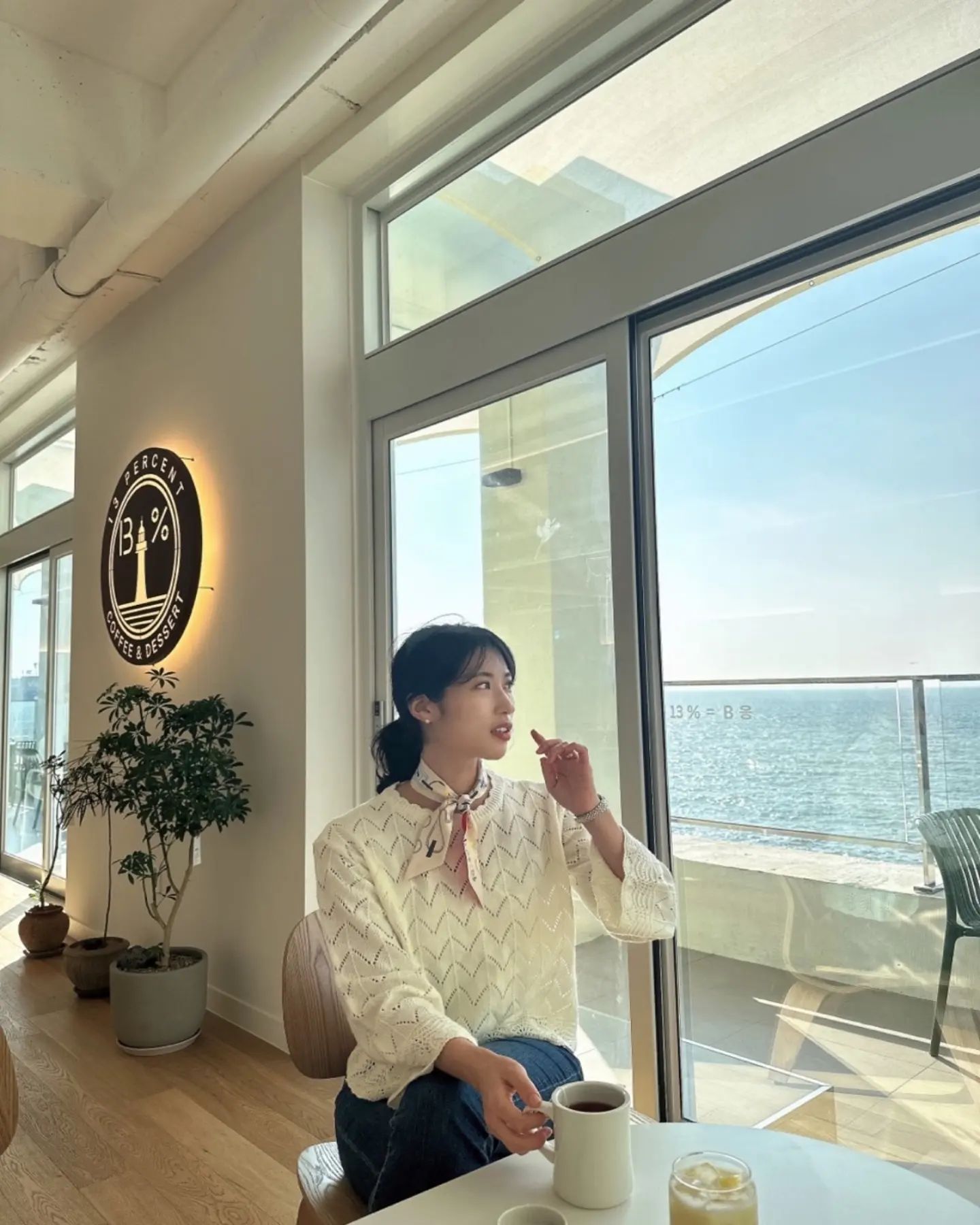 바다가 이쁜 카페 <13%>
전북 군산시 비응로 71 4층
MON-SUN 11:00-21:30

비응항이 얼마나 이쁜지 이 카페 덕에 알았어요

바닷바람으로 머리를 휘날릴수있지만 너무 이쁜 군산카페

13%의 의미는 "비응"  13=비, %=응

#군산 #군산카페 #전북카페 #군산핫플 #비응항 #비응항카페 #루프탑카페 #바다뷰 #바다카페 #바다 #서해 #바닷바람 #커피 #히비스커스 #마들렌 #친절 #아이디어 #새만금 #새만금카페 #새만금맛집 #데이트 #데이트코스 #데이트룩 #데일리룩 #가을 #곧겨울 #겨울 #맞팔 #인친 #좋반