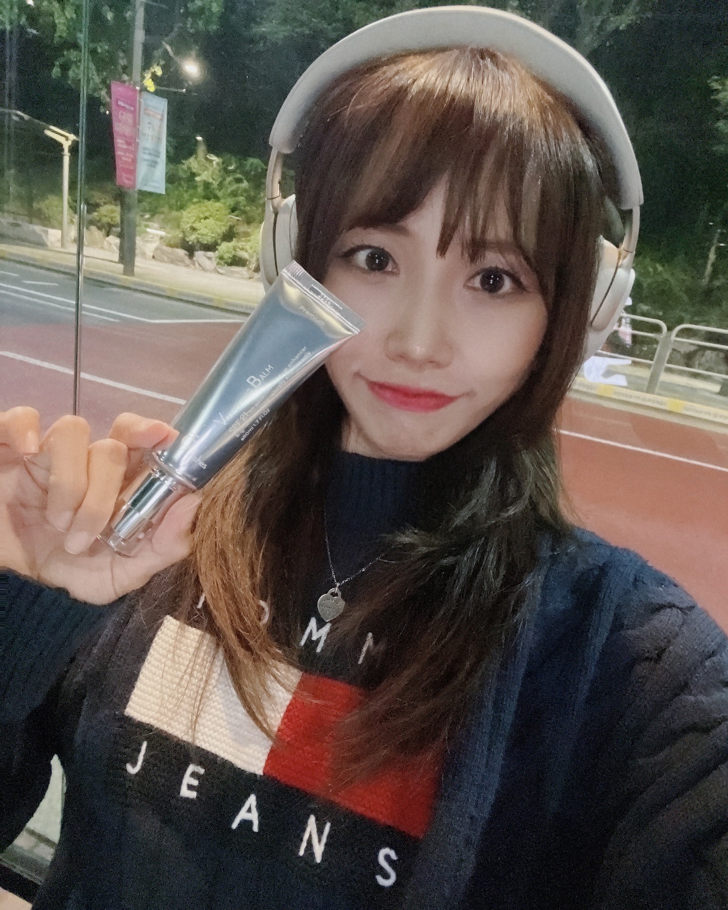 햇빛에 야무지게 타버린 피부 덕분에
요즘 화장하기 전에 톤업크림은 선택이
아닌 필수가 되버렸어요! 🥹
나인위시스 VB 프리미엄 톤업 크림
추천받아서 사용해 봤는데, 자연스럽게
바로 톤업되는게 너무 좋더라구요

발림성도 좋고, 촉촉하게 밀착되니까
잘 흡수시켜준 뒤, 메이크업하면
쫀쫀하게 잘 달라붙어서 데일리 필수템!

나인위시스 톤업크림엔 온천수, 식물성원료가
들어있어서 순하더라구요 주름개선 기능성제품인 것도
맘에들고, 선크림대신 바르기도 좋더라구요ㅎㅎ
지금 할인전에서 나인위시스 할인중이에요!
피부고민중이시라면 VB 프리미엄 톤업 크림 추천
 
#톤업크림 #톤업크림추천 #데일리메이크업 #수분폭탄 
#나인위시스 #메이크업베이스 #스킨케어추천