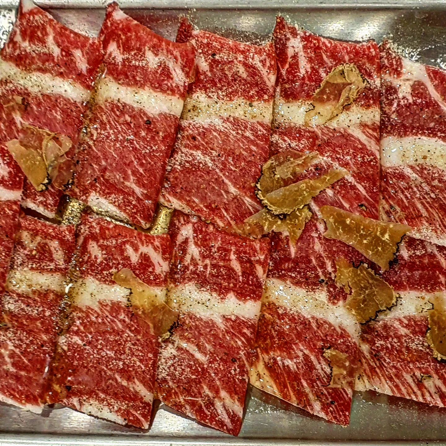 구디 삼겹살 맛집 "월화식당 구로디지털단지역점"🐷

대통령상을 수상한 무항상재 한돈을 사용하는 식당인데 유튜버와 연예인들도 반한 고깃집이에요 ❣️

고기맛을 한껏 끌어올리는 무쇠 솥뚜껑위에 삼겹살🐷과 목살 사이좋게 굽굽했어요 😍
이집의 시그니처 반찬은 바로바로 무치는 대파김치인데 매콤달콤한 김치양념이 입맛 돋우기에 그만이었습니다🥄

숙련된 직원분이 고기를 그릴링 해주시는데 편안하게 먹기만 하면 되서 너무 좋아요🤟

삼겹살은 지방과 살코기의 비율이 환상적이었고 씹을수록 육즙이 팡팡 터졌습니다💕

베스트메뉴였던 듀록 목살🐷은 지금까지 먹었던 목살 중에 가장 부드러웠고 목살이 삼겹살보다 더 고소할 수있다는걸 처음 알았어요!

추천조합은 잘구워진 대파김치나 배추김치에 싸서 꼭 싸셔보시고 
고기 그 자체의 맛을 음미할 수 있는 소금+와사비도 추천드립니다👍

마무리는 월화식당에만 있는 ❣️트러플 육회❣️로 마므으리😃
생트러플이 슬라이스된 리얼 트러플 육회인데 송로버섯의 향과 풍미가 하루종일 생각날만큼 진짜 최고의 맛이었습니다🤩

분위기도 좋아서 단체모임 장소로도 추천드리고요 구로디지털단지 고기맛집 찾으시는 분들께 강추합니다! 

📍구로동 1124-72
☎️070-8800-9659
📍매일11:30 - 24:00 23:15 라스트오더

#구로디지털맛집 #구디데이트 #구로동맛집 #구로디지털단지역맛집 #월화식당 #구로디지털단지고기집 #구디맛집 #먹방인스타 #먹스타그램촵촵 #먹스타소통