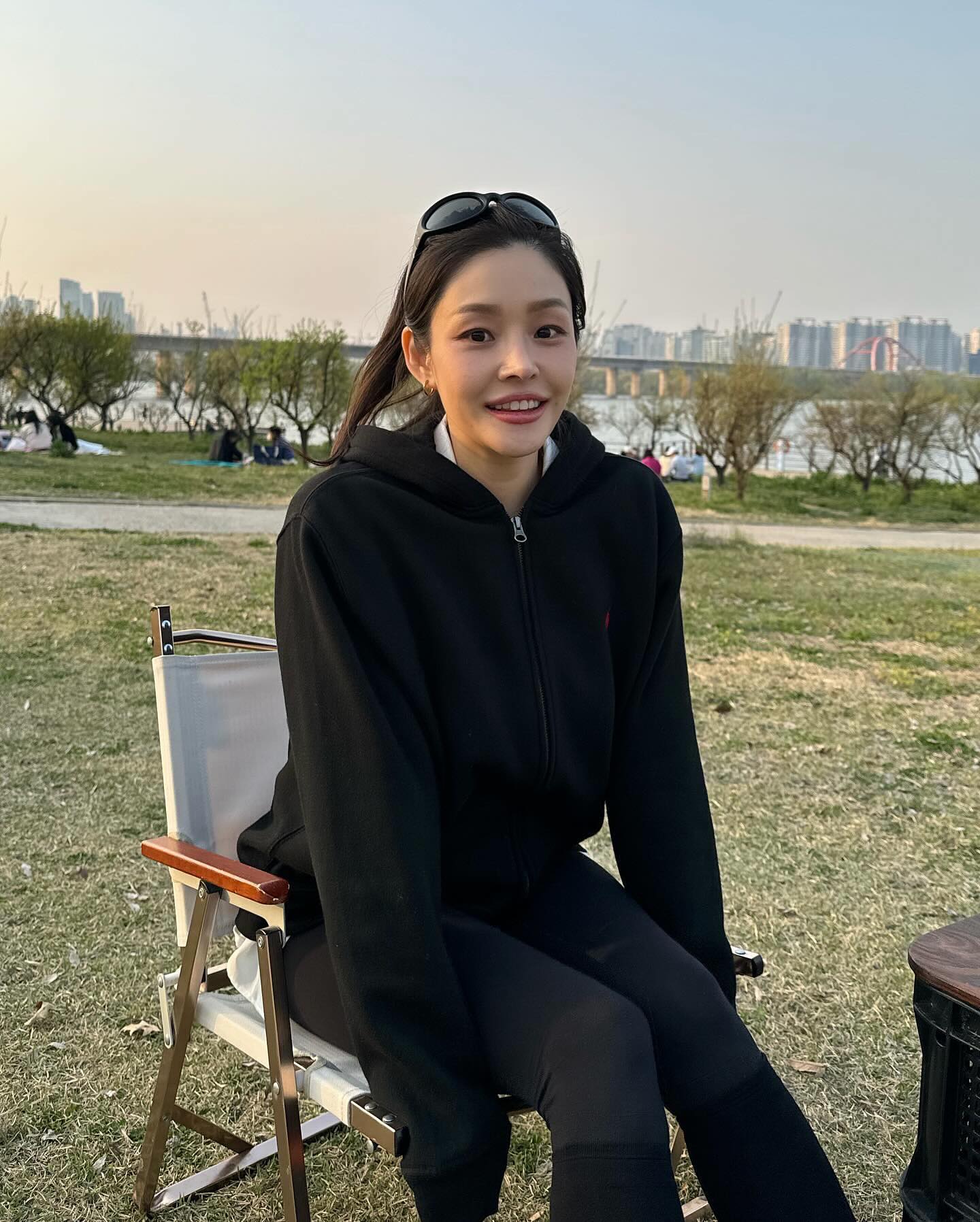 #제품제공 bywishtrend 
집에서도 바르고 나온 선크림
긴 야외활동으로 계속 덧바는 나🌞

바이위시트렌드에서
4/15 새로 런칭하는 바쿠치올 선스틱 미리 써보기!
얼굴과 목 손등에 스틱으로 슥슥 
화장도 안밀리고 편안☀️H💛

4/16 화요일 오후7시
네이버 쇼핑 라이브에서 만나기✨

#bywishtrend #lovebywishtrend #바이위시트렌트 #바쿠치올선스틱 #선스틱