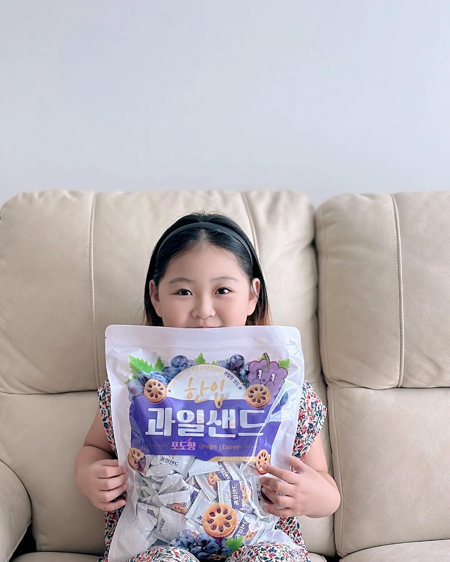 #협찬
.
유앤아이트레이드 한입 과일 샌드 
포도향 대용량 과자에요🍇🍇🍇
한봉에 무려 135개나 들어있는데요 
지퍼백 포장이라 편리하게 보관할수 있고 
개별포장이라 간편하게 휴대하기에도 좋고 
아이간식 챙겨주기에도 딱 좋은 제품이에요🥰
한 입에 쏙 들어가는 사이즈에 포도맛으로
 아이도 어른도 남녀노소 언제어디서든 
간편하고 맛있게 먹을수 있답니다🍇
유치원, 학교 등에서 간식으로, 답례품, 
사무실 간식, 카페 및 음식 점 서비스 디저트로도 굳굳 👍🏻

unitrade1

#한입과일샌드포도향 #개별포장과자 #대용량과자 #대용량간식 #사무실간식 #유앤아이트레이드