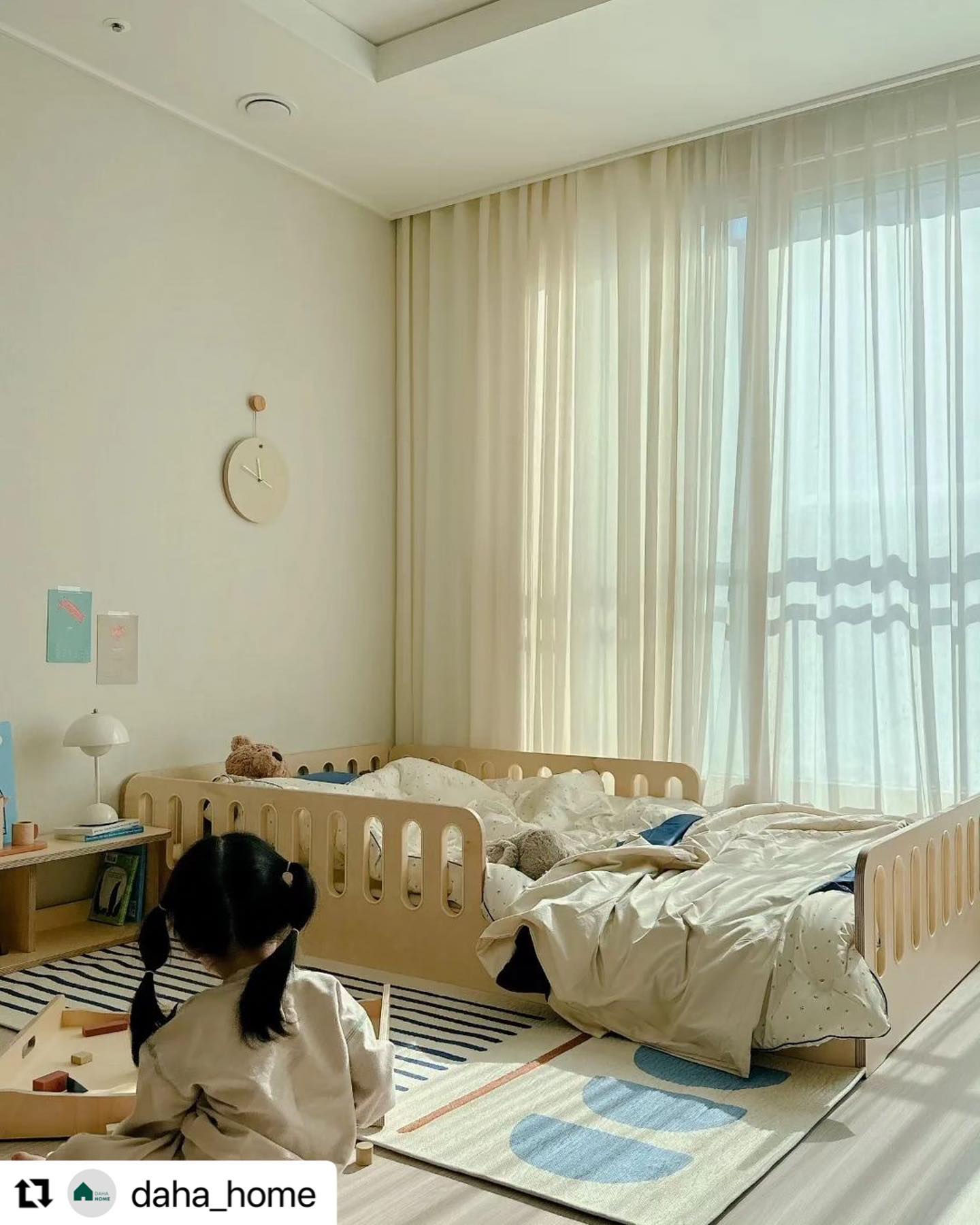 #Repost daha_home with use.repost
・・・
다하홈 저상형 침대🤎

자작나무 최상급 등급과 친환경 마감
안전인증 무결점 통과💪🏻!!!!
자재 안전성검사 seo 등급

단아하고 안정감 있는 
국내유일 저상형 침대 전문 다하홈에서 제작합니다 :)

🤎후기 이벤트
카페(지역, 입주, 맘, 취미)에 후기를 남기시고,
네이버 톡톡으로 인증해 주시면
사이드 테이블이 발송됩니다👍🏻

🤎배송
무료배송으로 문 앞까지 배송됩니다.
일반 배송은 주문 후 약 1~3일 출고됩니다.

🤎지정일 배송
주문 시 배송 메세지에 받으실 날을 
휴일, 일요일 제외하고 적어주시면 최대한 맞춰 배송됩니다🙌🏻

🤎특가안내
특가는 신제품의 경우 매우 단기간 유지됩니다.
구매에 참고 부탁드립니다🙏🏻

#다하홈 #엠라인 #에이라인 #아이라인 #디라인 #아기침대추천 #저상형침대 #매트리스 #수퍼싱글침대 #슈퍼싱글침대 #침대프레임 #아이침대추천 #키즈침대 #회전책장 #국민침대 #국민책장 #아기침대 #아이침대 #유아침대 #어린이침대 #아이방 #아이방꾸미기 #아이방인테리어 #인테리어 #자작나무침대 #원목침대 #책장 #키즈가구