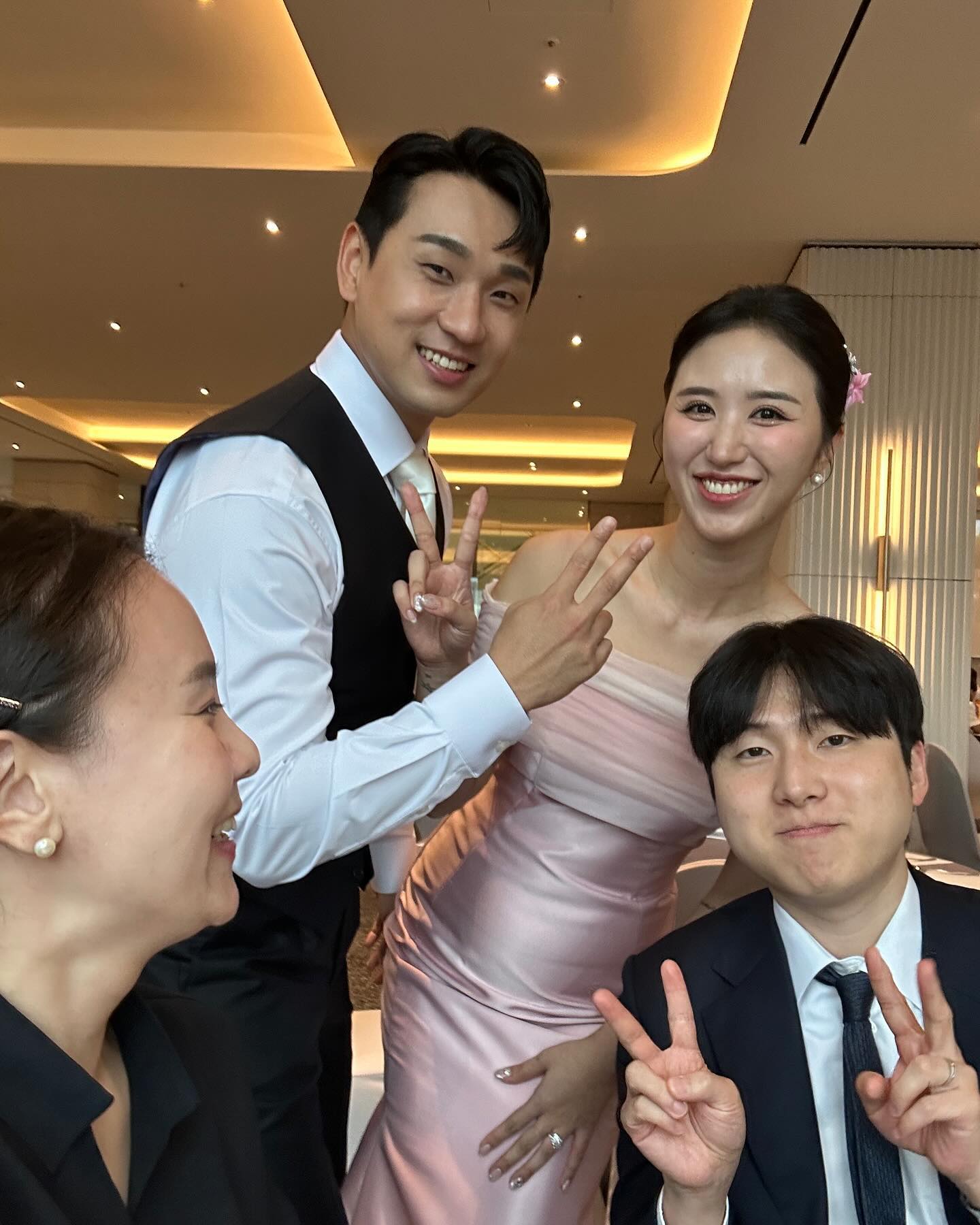 내 칭구 영서니 결혼식 💞
넘 어여쁘다 (사실은 샤우팅유모씨랑 싸우다가) 5분 남기고 도착해서 신부대기실에서 사진도 못 찍음 ㅡ.,ㅡ 들어갈려고 했는디 친인척이세효…?? 걍 친인척이라 할걸 ㅠㅠㅠㅠㅜㅠㅠㅠ
너무 축하해 🤍🤍🤍
20대 초반에 알바하다가 만나가지곸ㅋㅋ ㅋ ㅋ ㅋ ㅋㅋㅋㅋㅋㅋㅋ따른 알바생들 모두 잘 지내나 지금 생각나는 사람만 5명~8명 개웃기네. 알바야..? 우리나 잘 살자 ㅠ 보안관이랑 행복하길❤️
지금은 유모씨와 가짜 휴전 상태로 뒷풀이 가는 길… 아직 앙금 잔뜩임 장금이 아니죠 앙금이 ㅋ