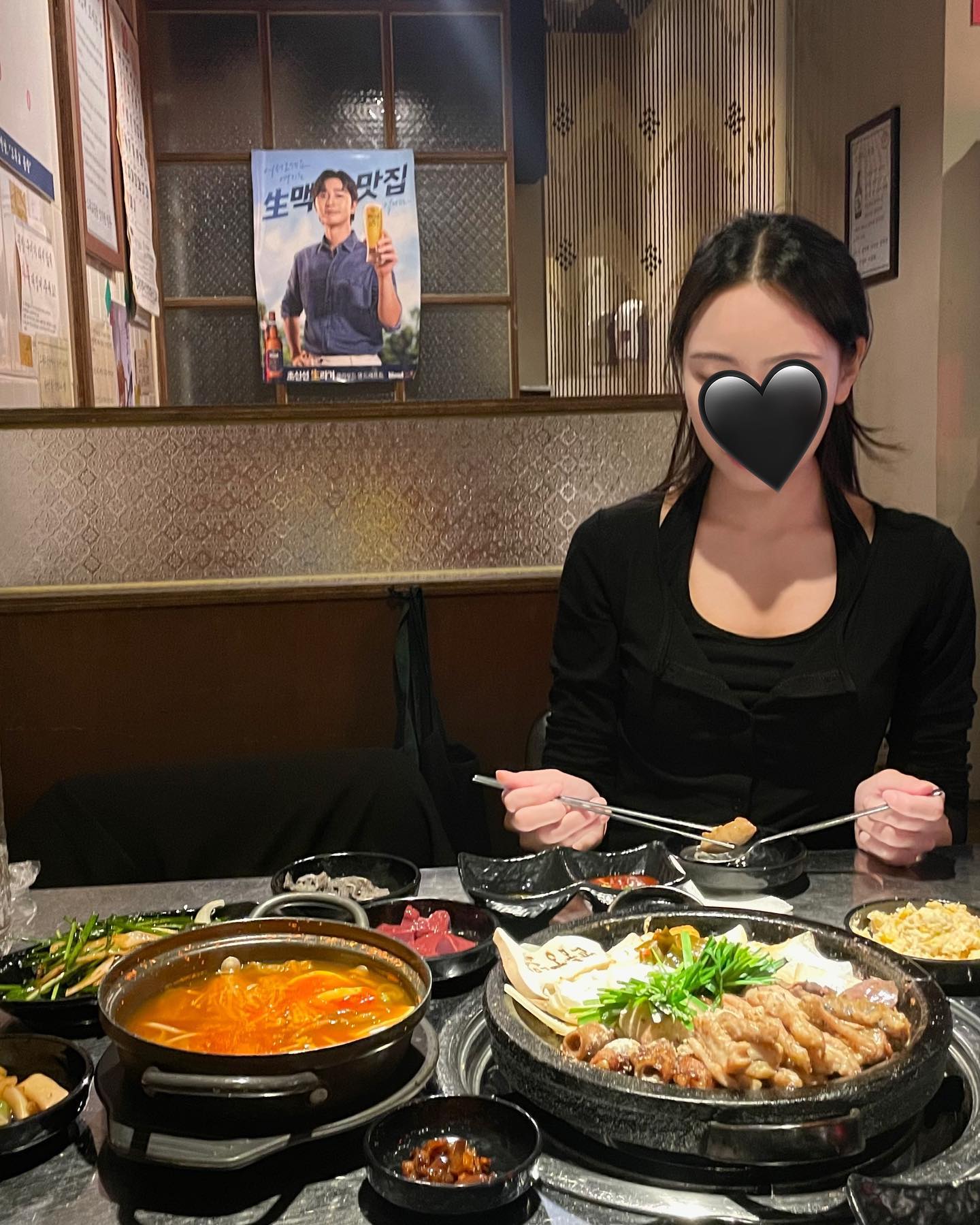 여태 그냥 곱창은 먹어봤어도 마늘 곱창은 처음이었는데..여기 특마늘곱창 먹고 빠져따..❤️‍🔥 
다양한 메뉴가 있어서 궁금해서 모듬으로 시켰는데 마늘곱창말고도 다 맛있었다🤤 먹는데 냄새 전~혀 안나고 질 좋은게 느껴짐..

그리고 직접 담그신 대파김치 진짜 쵝오..🫢
꼭 구워서 같이 먹어야되고 표고버섯 와사비도 진짜 필수𖤐 그 외에도 부추무침, 양파절임 등등 기본 반찬이 정말 다양해서 느끼할 틈이 없다~
마무리는 볶음밥에 치즈추가-!

📍 서울 양천구 목동동로 226-13 1층 <오목교곱창 목동본점>

#오목교곱창 #오목교 #오목교맛집 #오목교역맛집 #목동맛집 #목동곱창 #목동
