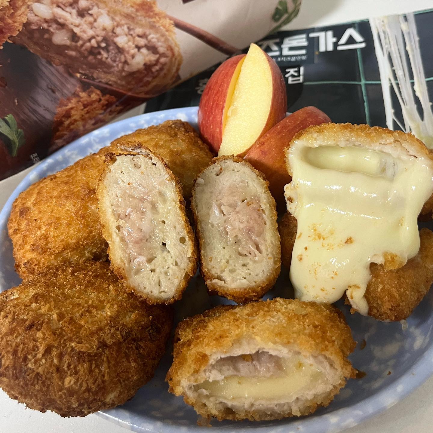 #협찬#누나먹방_밀키트

📍#부엉이돈까스밀키트
돈까스 맛집 부엉이 돈까스 아시죠?
부엉이돈까스를 집에서도 편하게 먹을수 있어요
#강동홈플러스점 구매 👍🏻
가까운 홈플러스 구매가능 ❣️✨
저는 부엉이돈까스#멘치카츠
#더티치즈돈가스 밀키트 2가지 구입
담백 고소한 #멘치카츠 
치즈폭탄 #더티치즈돈가스
에어프라이기 15분이면 #부엉이돈가스 를 
집에서 즐길수 있어요 👍🏻🥹
아이들간식 / 한끼식사 / 홈파티 음식으로도
좋은 부엉이돈가스 밀키트 추천 🎄