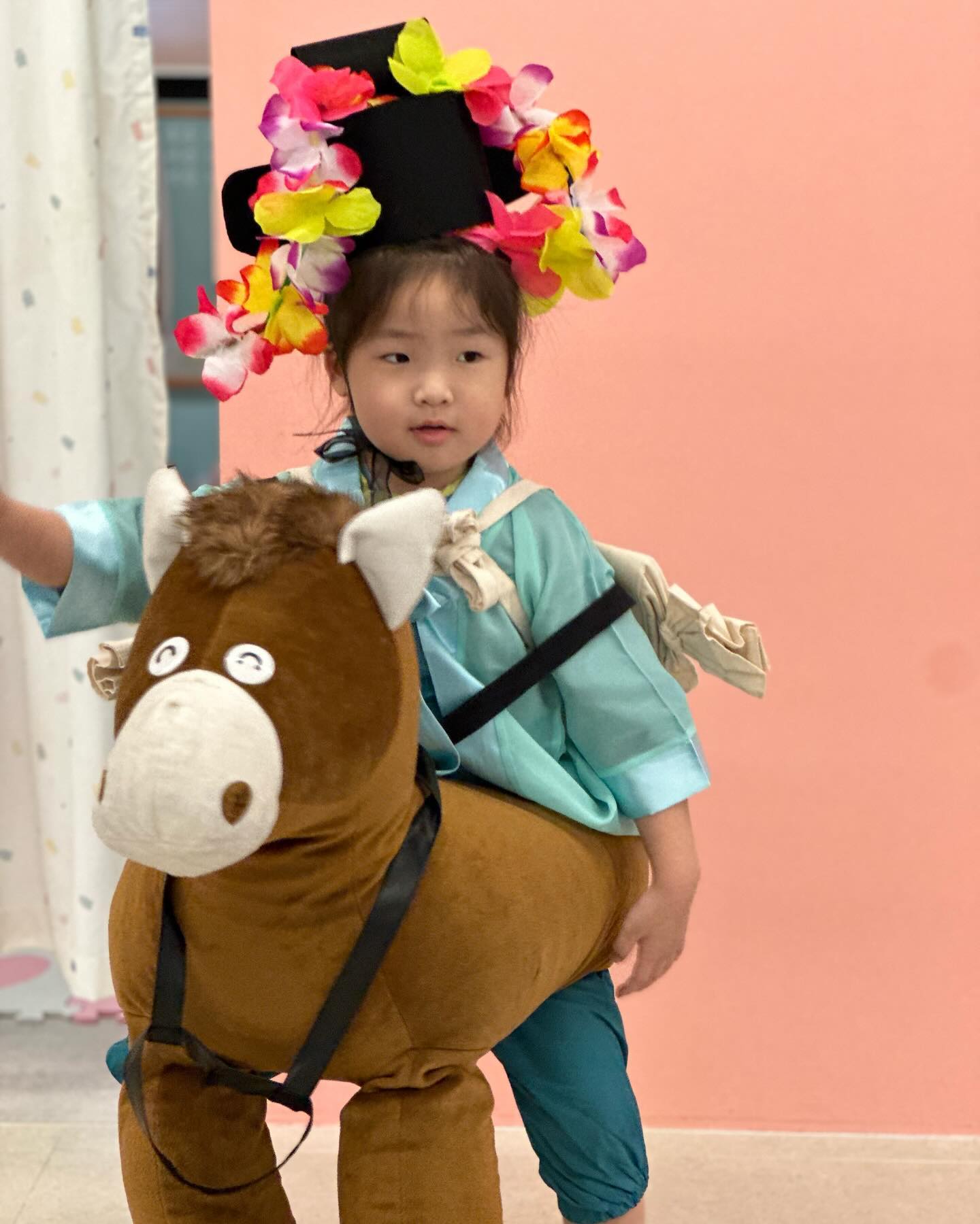 말타기를 좋아하는 그녀
흥이많은 그녀…일주일 유치원 또 잘다녀와❣️
담주엔 아빠랑 놀러가자❤️‍🔥❤️‍🔥
10월보다 11월이 더바쁠것같네 🤭🤭