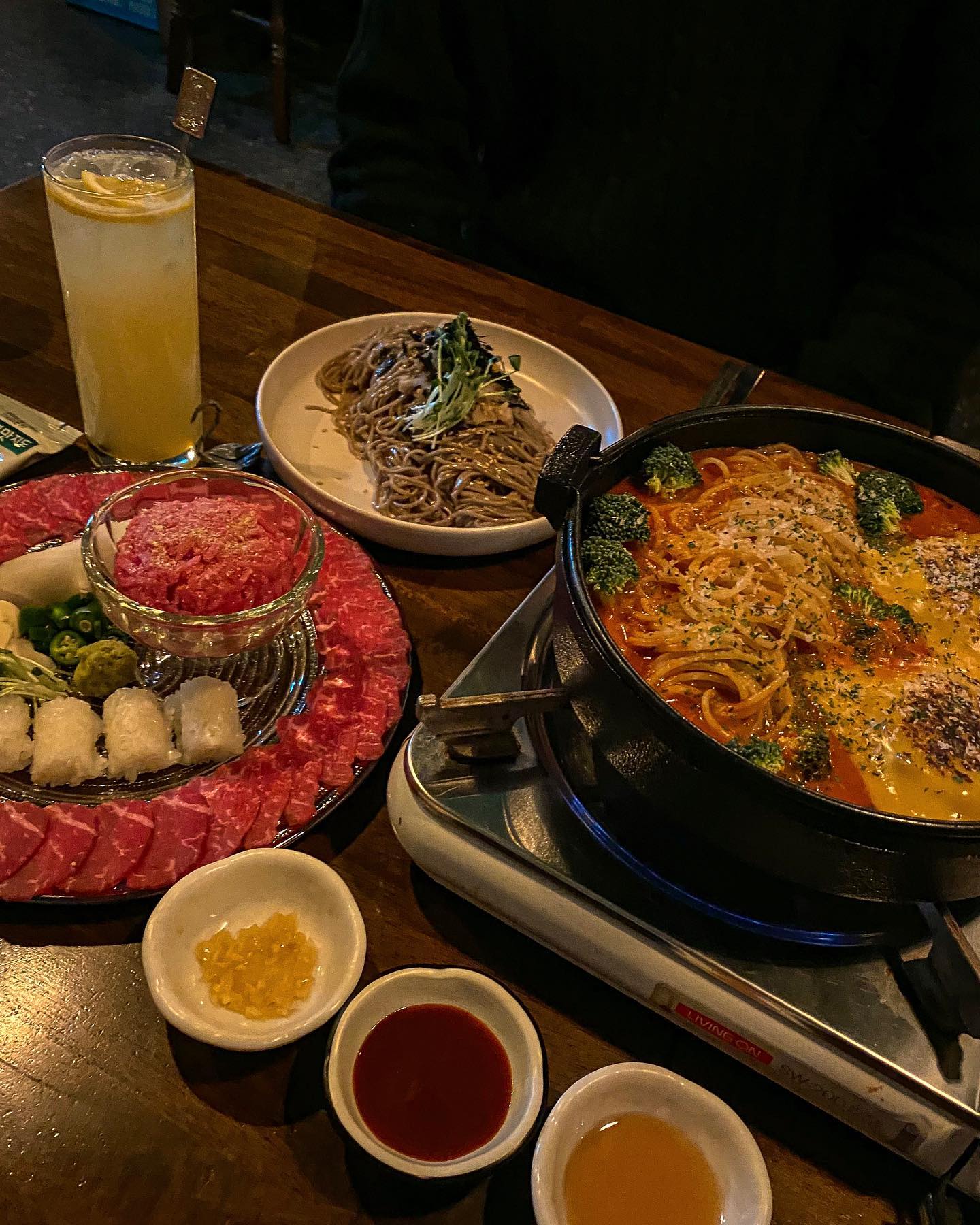 📍킴스하우스 #협찬
👉한우사시미&육회, 매콤 함박 토마토나베, 들기름 메밀국수, 킴스하이볼(유자)👈

좋은 기회로 파주 야당역 근처에 있는 안주 맛집 발견👏
내부는 예전 킴스막걸리와 같은 인테리어로 분위기 있는 감성주점st느낌이에요 ㅎㅎ
우선 저는 메인 메뉴 중 하나, 탕 하나, 간단메뉴 중 하나 주문!
제가 주문한 메뉴 중 한우사시미와 육회가 메인인데 역시 메인인 이유가 있었다는 것👍
육회는 양념이 되어있어 그냥 먹어도 맛있고 육사시미는 기호에 맞게 소스 찍어먹으면 입에서 사르르 녹아 없어져요!
배도 얇지만 큼지막하게 썰려있어서 뭔가 더 제 스타일이었던😍
토마토 나베는 매콤한데 맵찔이도 부담없이 먹을 수 있는 매콤함이었어요 ㅎㅎ
국물맛은 토마토가 들어가서 살짝 걸죽하면서 파스타까지 있어 빼쉐 느낌🫢
근데 사골육수가 들어간건지 해물맛은 아닌 고기육수 탕 파스타 느낌이었어요!
특히 나베에 치즈 함박이 있는데 육즙도 가득 머금어서 촉촉하고 부드러워서 넘 맛있었던❤️
여기에 면이 있는줄 알았으면 주먹밥을 주문해서 같이 먹었을 거예요..배가 넘 불러서 아쉽😭
면이 나오는지 모르고 주문한 막국수였지만 이것도 나름대로 괜찮았어요!
들기름향이 솔솔 나면서 토마토 나베 먹고 먹으면 꽤나 심심할 수 있지만 이것만 계속 먹으면 은근 고소하니 맛있더라구요!
그리고 술은 협찬 받진 않았는데 그냥 저절로 술이 땡겨 주문했어요ㅋㅎ
특히 저 같은 술찌는 하이볼 추천!👍
저는 유자맛 주문했는데 술맛도 안나고 상큼달달하니 넘 맛있어서 홀짝홀짝 다 마셨습니다😘
음식도 맛있고 사장님도 넘 친절해서 번창하셨으면 좋겠네용😊
.
.
#킴스하우스 #파주 #야당 #야당맛집 #야당역맛집 #야당술집 #야당동맛집 #파주맛집 #파주데이트 #파주가볼만한곳 #파주맛집추천 #안주맛집 #안주스타그램 #육회맛집 #육사시미맛집 #들기름막국수 #토마토나베 #하이볼맛집 #맛스타그램 #먹스타그램 #오늘뭐먹지 #먹팔 #맞팔은댓글 #리뷰 #리뷰스타그램 #food #foodie #foodstagram #review