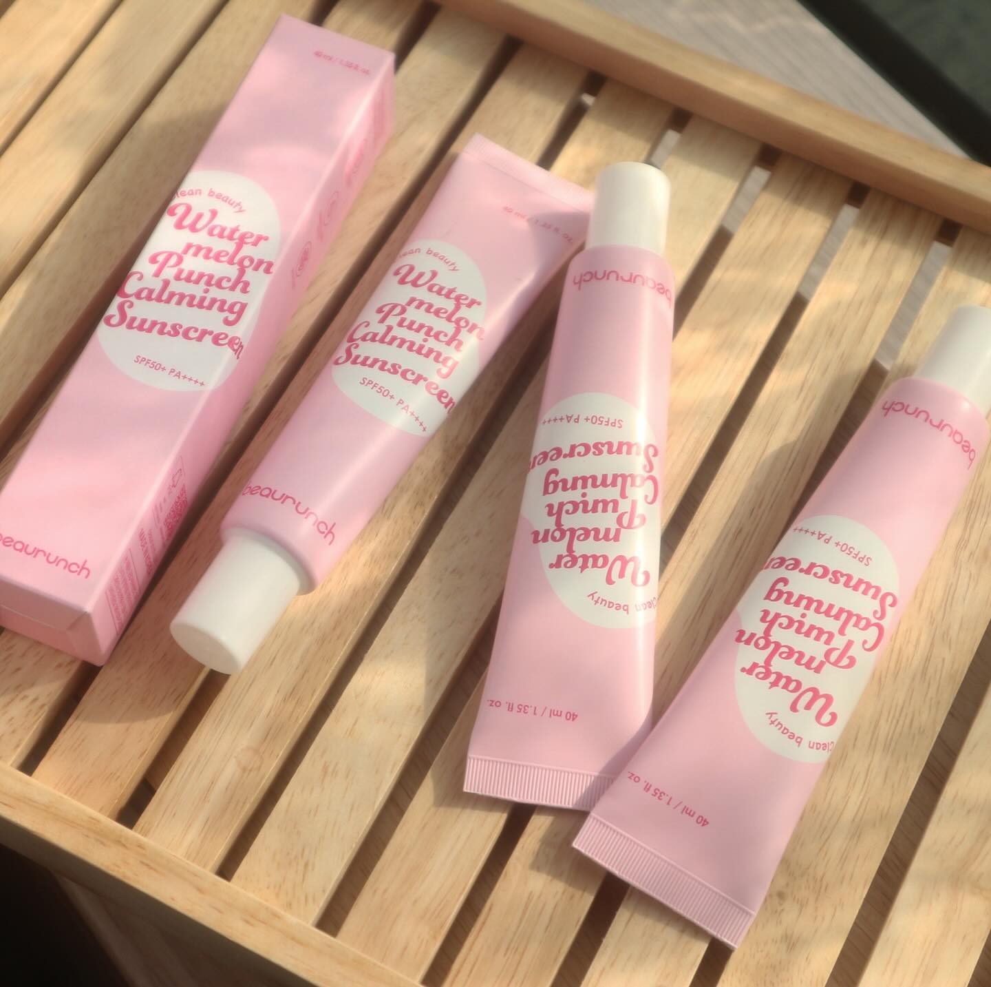 뷰런치 x 채우 #수박선크림 🍉

관계자이오나 직원가보다 싸서 마켓때 쟁였어여^^,,
직원들도 평생 쓸 템 만들어야 인생선크림을 저렴하게 재구매할 수 있으니 성심성의껏 만들었어요^^.. ㅋㅋㅋㅋㅋㅋㅋㅋ

저뿐만이 아니라 온 직원이 쟁였읍니다,,
마켓 종료가 3시간밖에 남지 않았는데 이 기회에 꼭 많은 분들 써보셨음 해서 허겁지겁 올리는 후기,,

🍉수박선크림 장점🍉
1. 스킨케어처럼 가볍고 촉촉함
2. 뾰족한 용기 입구가 제형과 잘 맞아서 바르기 편함
3. 선크림 권장 정량만큼 가득 발라도 그냥 스르륵 흡수됨(밀림걱정x)
4. 은은한 수박향이 기분 좋음
5. 예쁨

🍉수박선크림 단점🍉
1. 수박이 겁~~~나 땡김. 지금 1일 1쥬씨수박도시락 하느라 한 달 수박 예산 50만원 잡아놨구요
2. 선크림만으로 톤업을 바란다면 얘는 답이 아님. 근데 톤업은 요즘 베이스들 다 잘하니까 한 겹 더 바르세여^^.. 얜 정말 꼭 한 번 써보셨으면...
3. 수박향이 취향을 탐

저는 극지성이고 회사 직원중엔 악건성도있고 여드름성 피부도 있고 아빠피부(^^)도 있는데 다들 쟁였다면 말다했쪄...
하나만 사도 무배에 알림쿠폰 받우면 13,000원이니까 진짜 저 믿고 한 통이라도 써보세여..🥹 
이 좋은거 같이 쓰고파여,,,🍉🍉🍉🍉🍉

맨 뒤 영상은 세안 후에 뷰런치 콩소메 앰플 하나 바르고 수박선크림만 바른거!
촉촉한 스파광 보이시죠 후후🤭

#선크림추천 #워터멜론펀치카밍선스크린 #인생선크림 #수박썬크림 #채우선크림 #뷰런치선크림 #선로션 #beaurunch #sunscreen beaurunch_official chaewooland