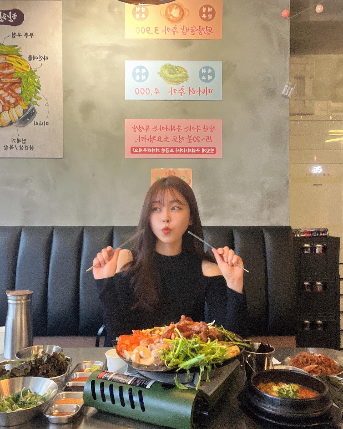 #서면고기집 끝판왕 발견
#심돈 에서 한판에 모든걸 다~
해결해부러따🔥
한판에 삼겹살,목살,껍데기
세종류 고기부터 부추무침 미나리 
콩나물무침 볶음김치 파인애플 등등 
손가락 아플정도로 많은 음식이 올라가있따구 

멜젓에 퐁당 찍어먹어도 맛있고 소스종류도 많구 심돈만의 쌈싸는법도 있으니 고대로 먹어보눈것두 추천🐽
돼지고기 좋아해서 마니먹어봤지만
심돈은 재재재재재방문의사 12218%
젼맛탱 담에 또가야쥐 희희🌝