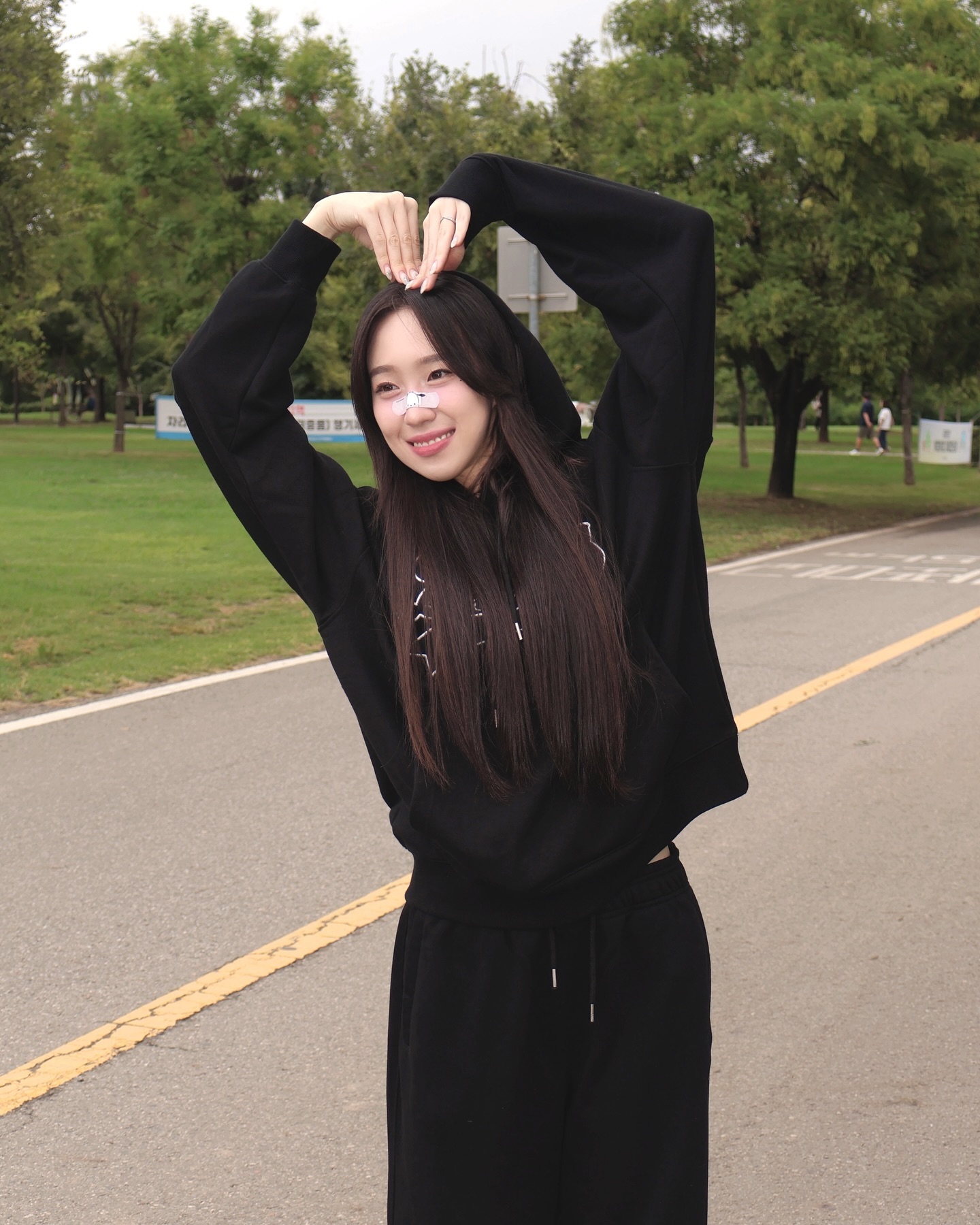이 날은 날이 선선하니 좋았는뒈 그래서 후드셋업 입고 뛰어 댕겼는데
가을이 오다 넘어졌나봐요.. 언능 가을 옷 입고싶ㄷr.. (여튼 이 날 덥지 않아 행복했어) 그리고 포차코 밴드 귀엽지..? ❤︎

#한강 #한강공원 #산책 #후드티코디 #후드셋업 #셋업코디
