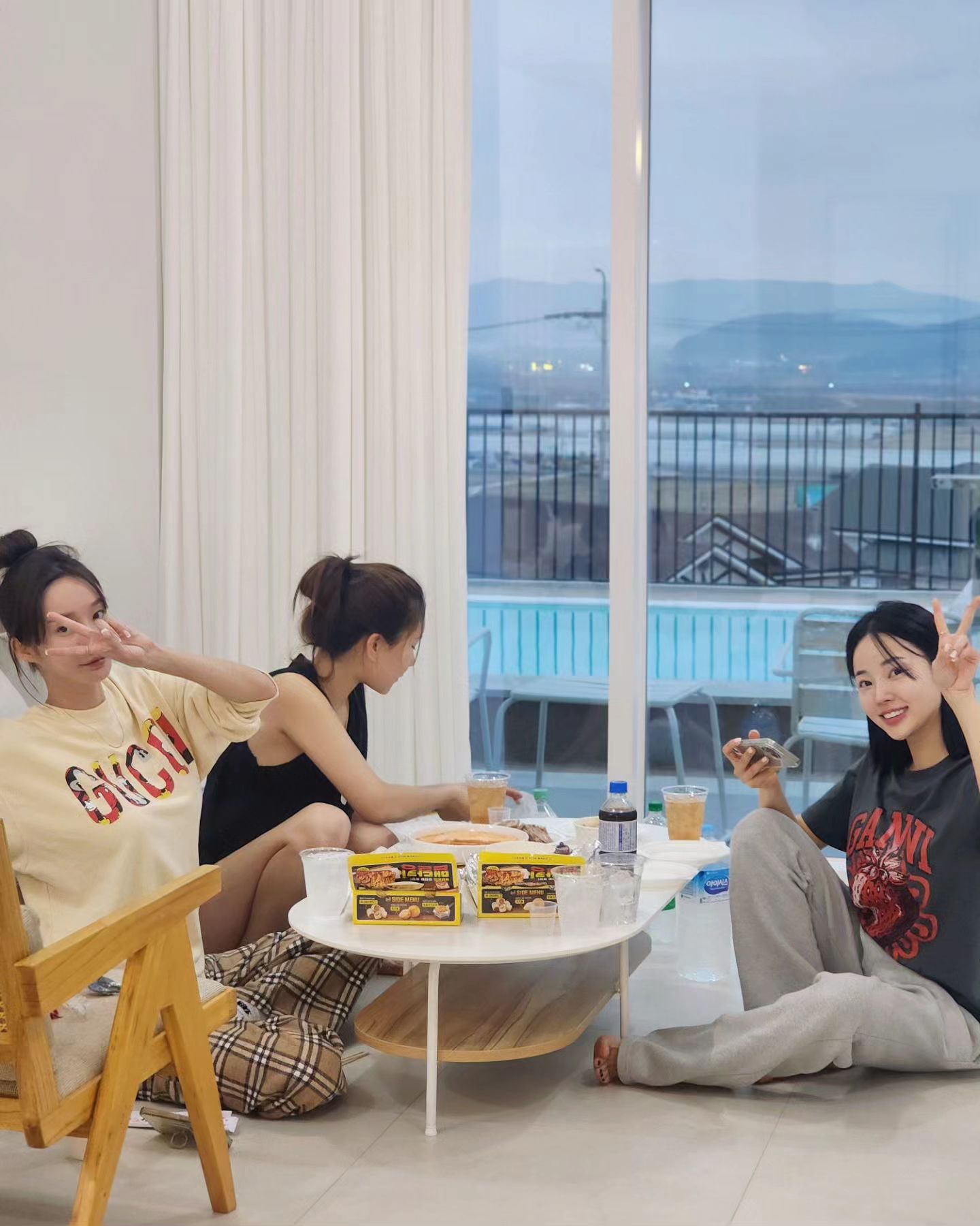 사랑하는 친구 언니 동생과 겨울여행 🫶

가니 안가니 계획만 세워놓구선 여행전날 톡이 모두 잠잠하길래 안가는줄 알았다
근데 막상 당일날 다 소환하니? 떠나게된? 급 여행 ????!!!!!
너무 잘맞고 너무 행복했고 너무 먹고마시고춤추고노래부르고 너~무 편안했다

진짜 긍정적이고 매순간 작은 행복을 아는 그대들과 또  떠나고 싶다 

우리 요 술사고멤버들끼리 여행간다고 하니까
우리 남편왈. 숙소 문 잘잠구고 자란다.. 왜? 했더니
....나가면 사고친다고.... 사람들한테 피해주지말라고.....^^

#예뻐서 #사고임ㅠㅠ #남푠아
#이쁜이들 #경주여행 #경주힐스 #경주풀빌라 #경주풀빌라추천