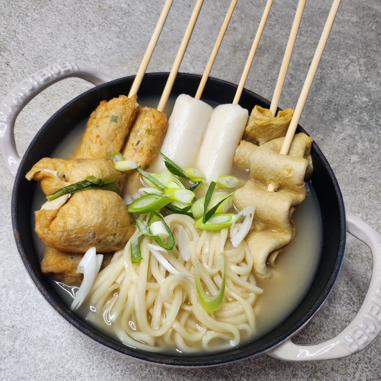 #협찬 
🍢🍢꼬치어묵탕 씨푸드파티팩🍢🍢

'쿠캣'마켓 완판제품‼️
'오늘뭐먹지'에 소개된 핫한 아이템‼️

다채로운 어묵꼬지와 유부등 부재료가 동봉되어
함께 홈파티, 캠핑요리로 너무 좋아요❤️

🍢🍢구성이 정말👍👍👍👍
🔸️삼진어묵 사각꼬지와 오징어, 새우가 풍부한 봉꼬지 모듬
🔸️쫀득한 식감이 일품인 떡꼬지
🔸️파티의 품격을 높여주는 유부주머니
🔸️좀더 풍성하게 즐기는 칼국수 면
🔸️간편조리 가능한 삼진어묵소스

냄비랑 물만 있으면 되요!! 삼진어묵 특유의 탱글한 사각어묵과
오징어,새우가 들어가 해물의 풍미가 🆙️
면, 유부주머니, 소스까지 동봉되어있어 간편조리 가능한
파티팩을 친구, 또는 가족들과 함께 즐겨보세요🤗

#삼진어묵 #쿠캣완판 #꼬치어묵탕 #신상리뷰 #핫템 #홈파티 #캠핑 #밀키트
