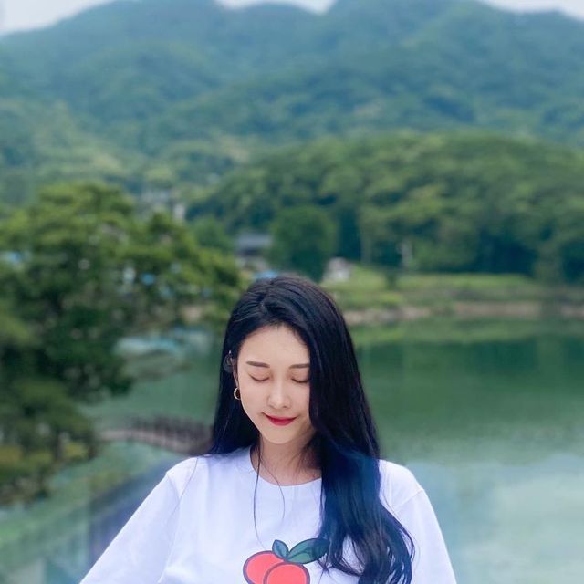 Kim Haeun ⭐️daily💕 on Instagram: "#광고 귀여운 반팔티 발견☺️🙌🍒❤️ 러블리하고 귀여운 체리 프린팅이 들어가 있는 버디즈 크롭티를 입어 봤어용 😍🙌 ㆍ 캐주얼 하면서도 러블리하게
