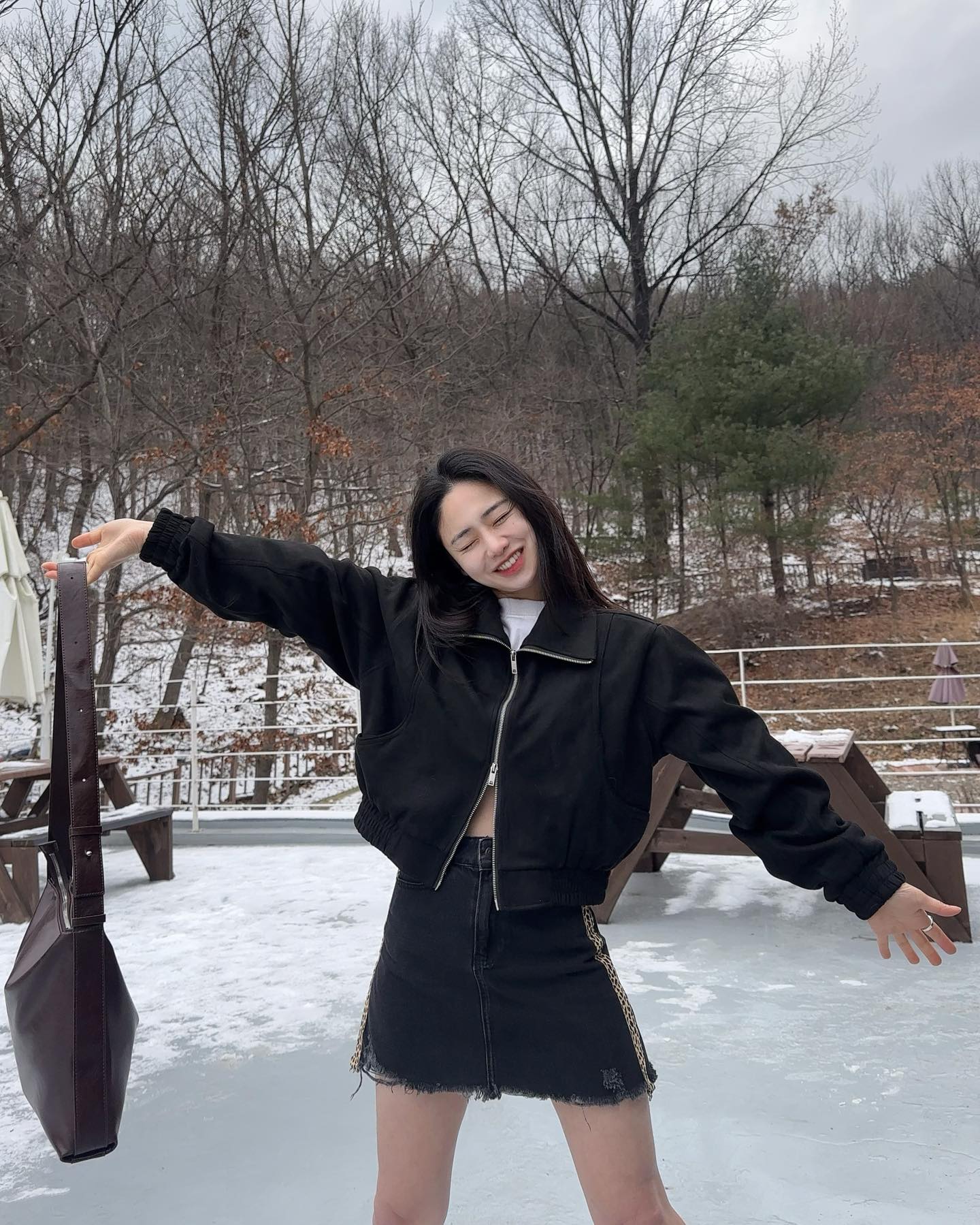 #광고
.
제품정보
🏷️ 자켓 🧥: 비바브라운 제품 
 100% 스웨이드 원단으로  소프트한 터치감 과 은은한 광택감으로 고급스러운 무드 뿜뿜 🖤 동물성 원료X 실험X 비건스웨이드 제작이라 더 마음이 가는 브랜드 🫶🏻

🏷️가방👜 : 어커소스의 미그넌 제품 
부드러운 재질감에 자연스럽게 모양이 잡혀 어떤 룩에도 잘 어울리는 숄더백🤎 퀄리티 대비 가격 너무 착한거 아니냐구 🙈
W컨셉에 입점되어있으니 구경 고고하자! 

#비바브라운 #여자자켓 #비건레더 #비건스웨이드 #데일리룩 #자켓추천 #레더자켓 #스웨이드자켓 #자켓 #간절기아우터 #パンツ #비바브라운x텍토리 #outer #setup #어커소스 #미그넌백 #디자이너가방브랜드 #w컨셉 #에이블리