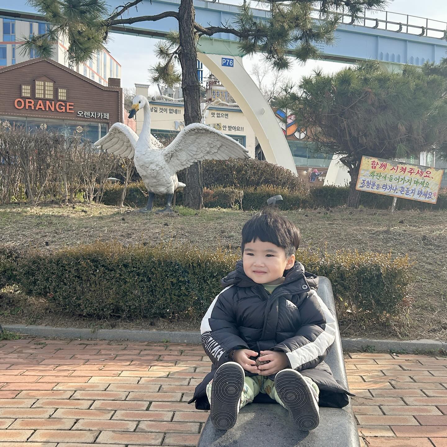 𝚈𝚄𝙻𝙱𝙸𝙽 + 1124 ᴅᴀʏs ◡̈

-

주말에 귀요미랑 월미도구경갔다가
#잉글랜드왕돈까스  가서 돈까쑤 먹고왔댱♥

요새 많이 축축 쳐지고 답답한데
율빈이만 보면 언제그랬냐는듯 나아지는 마법✨

엄마를 끝까지 이끌어줘서 너무 고마워!!!
나약해지지않게 엄마도 노력할게
사랑해🤎✨🤎✨🤎✨