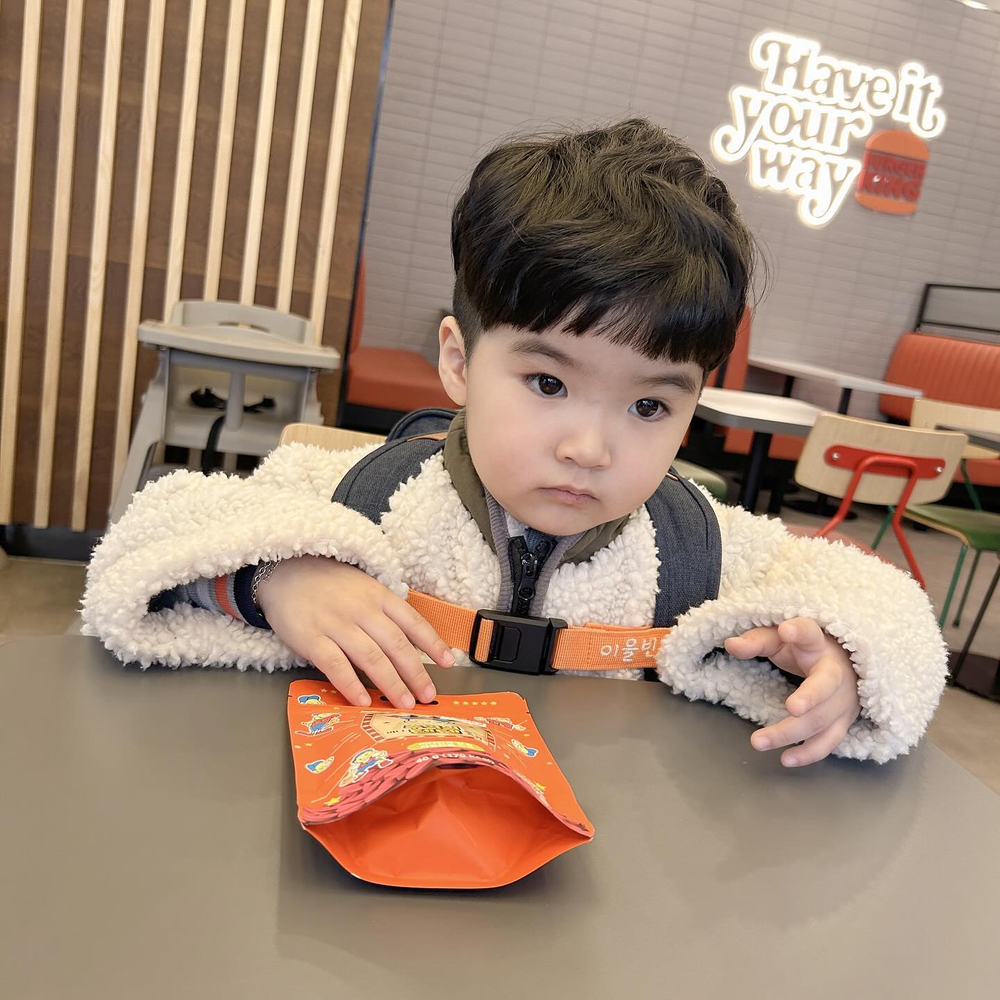 𝚈𝚄𝙻𝙱𝙸𝙽 + 1216 ᴅᴀʏs ◡̈

-

언어치료 끝나고 소아과 들려서 버거킹~🍔
버거킹 지나가는길에 감자튀김 먹고싶다고 하길래
감튀사러 잠깐 들렸다 😽

이젠 약타러 약국도 못가겄다 온통 장난감천국...
왜 약국에 장난감을 넣어노냐구요😱

아참! 소아과에서 키/몸무게 쟀는데
99.7cm! 반올림 100cm다 이거야~
또래보다 큰편이라 넘나 다행😆

앞으로도 지금처럼 무럭무럭 건강하자구~🤍
