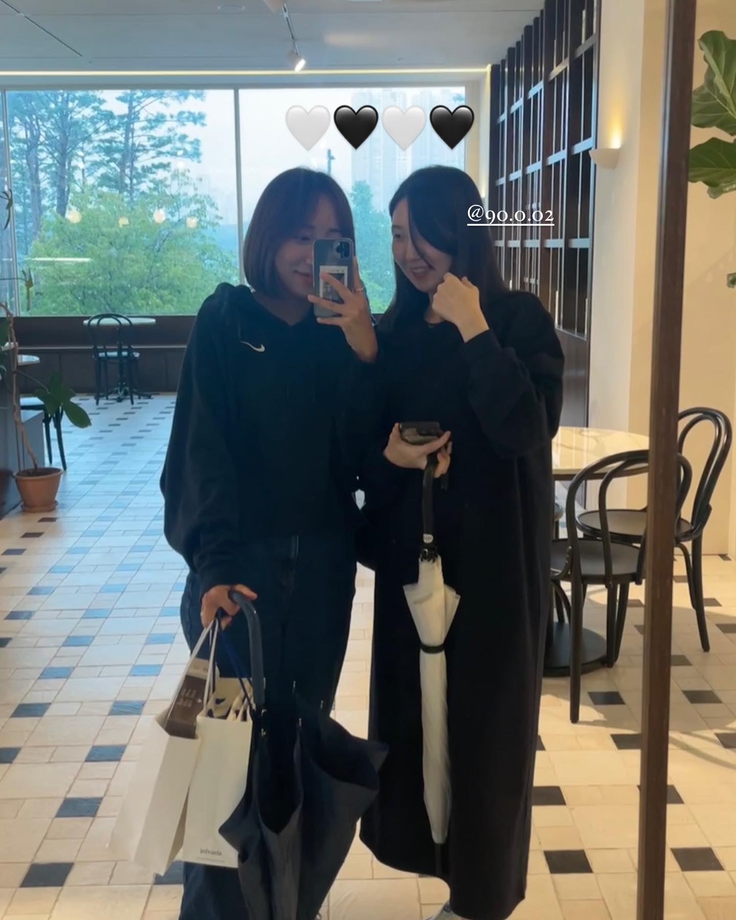 오늘 드디어 입덧끝난 콩떡이엄마랑 오랜만에 만남 임산부가 이렇게 말라깽이여도 되냐 지지배야 오늘 짧은만남에 1부터 100까지 한날 바쁘다바빠 담엔 길게 보쟝 ~ 💛