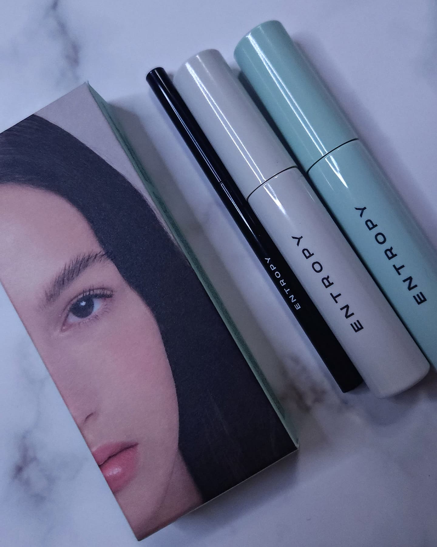 #협찬 #entropymakeup #터프브로우리프트펌 눈썹펌을 해봤는데 평소 속눈썹펌도 셀프로 하고있어서 눈썹도 해볼까 고민이였는데 터프브로우리프트펌을 사용해봤어요!
자연스럽게 올라간 정도로 하고싶어서 빠짝 올리지 않았는데 바짝 올려서 해보는 것도 나쁘지 않을 것 같아 다음에는 더 올려서 진행해보려구요 ㅎㅎ

💚엔트로피메이크업의 터프 브로우리프트펌은 누구나손쉽게 사용할 수 있는 스마트한 멀티형 3DBRUSH 원하는 눈썹결을 연출할 수 있는 간편한 제품이에요!

👍추천하는 사람
연예인 눈썹처럼 한올한올 결을 살리고 싶을 때!
눈썹꼬리가처져서 자신감이 부족해 보일 때!
샵에가서시술받을 시간도, 돈도 여유롭지 않을 때!

💚시술샵 방문없이 시간/비용 절약하는 브로우리프트펌! 집에서 가능하고 한세트에 6-8회 가능한 ENOUGH한 용량!
1회 사용 시 평균 4주 지속되어 아침에 빗질 한번으로하루 종일 유지!
스크류빗은 제품 안에 함께 동봉되어 있어요!
피부가 민감하신 분들은 제품사용 전눈썹주변피부에바셀린 또는 립밤을 발라주시면 트러블 없이 사용할 수 있습니다!
10분 안에 완성할 수 있고 간편해서 정말 누구나가능할 것 같아요!
화보에서보던 눈썹결을 연출 할 수 있으며, 픽서로도 안세워지던 눈썹을 시원하게 리프트 할 수 있습니다 ㅎㅎ

#브로우펌 #셀프눈썹펌 #엔트로피메이크업 #browlamination #browlift #browgoals