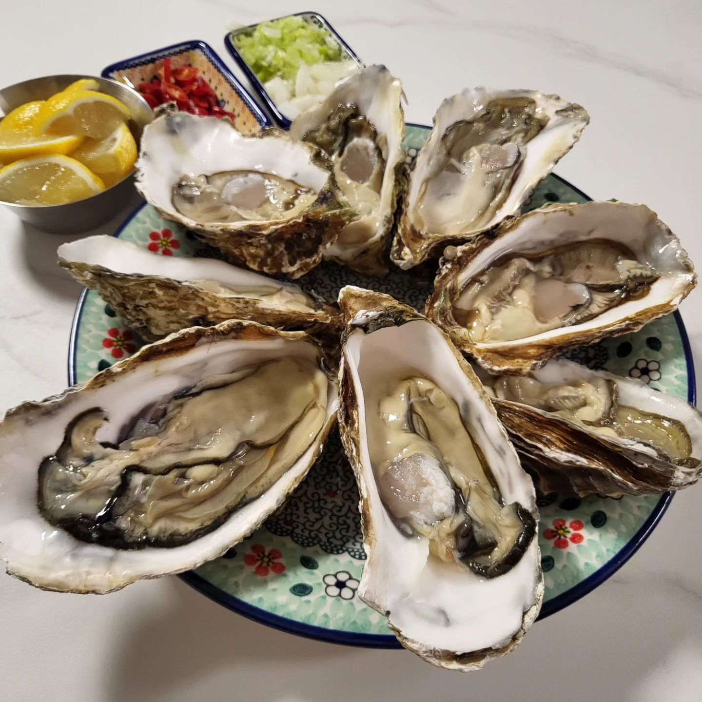 오늘은 해산물 파티 🤩
드디어 샀다 유튜버들 많이먹는 삼배체굴 (그냥 큰 굴맛임ㅋㅋ)
두시간동안 꼬막까서 얼려놓고 (까느라 손목 나감 😂)
조개탕 시원 😉 

꼬막은 손질값이구나라는걸 많이느낀하루 ㅋㅋㅋㅋ 
오늘도 소확행 완료 😃