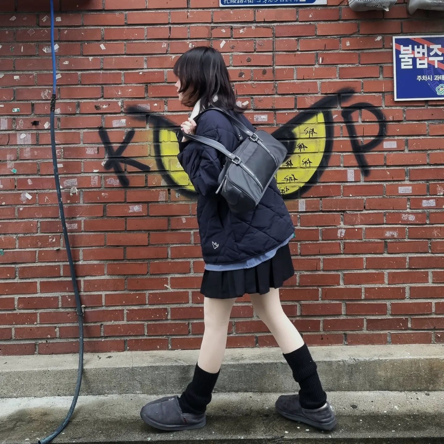 춥지만 치마는 못 참지⋯💗
치마에 요즘 유행하는 착시 기모스타킹 신어봤어요

급하게 외출하느라 단독으로 하나만 입어서
사진상에서는 좀 하얗게 나왔는데
위에 커피스타킹 착용하면 자연스럽게
내 살처럼 연출가능하더라구요

그리구 드디어 #와릿이즌패딩 
구매해서 첫 개시💘

약간 얇아서 지금 입긴 춥긴했어요ㅋㅋㅠ
빨리 날씨가 풀려서 원없이 입고 싶네요

갑자기 추워졌는데 다들 감기조심하세요💌