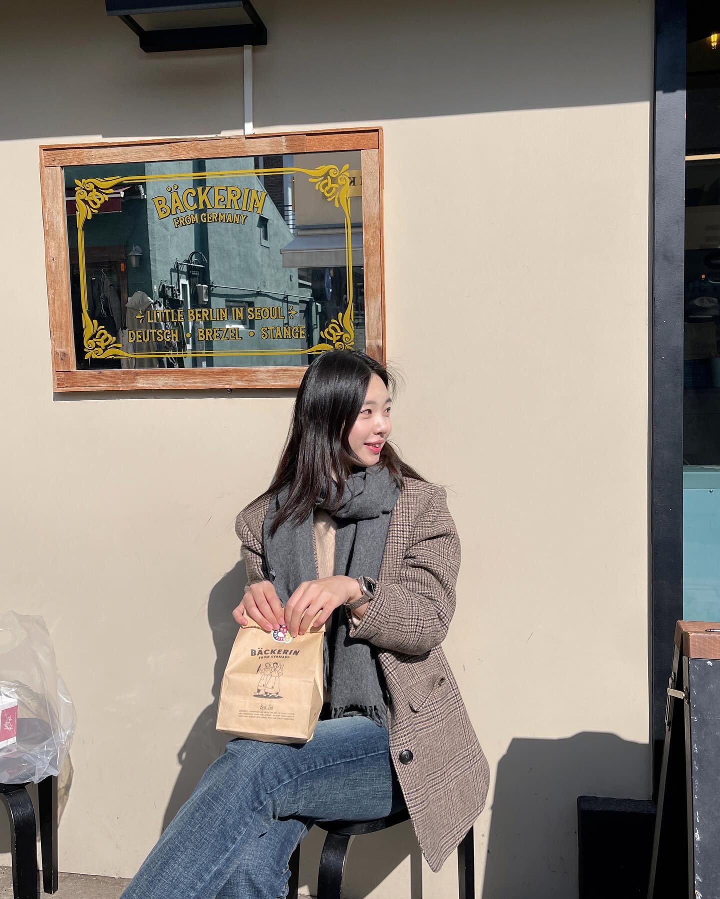 아직 좀 춥거든요, 감기 조심🤧머플러까지 두르고 #빵지순례 안국역 가면 여기 프레첼 꼭 드셔 보시오🥨
* 혹시 서울에서 #반려견스냅 찍고 싶은 분들은 DM으로 연락주셔요,,?🙇🏻‍♀️모델해주실 #댕댕이 찾고 있슴니다🐾*반려묘도 대환영🐈