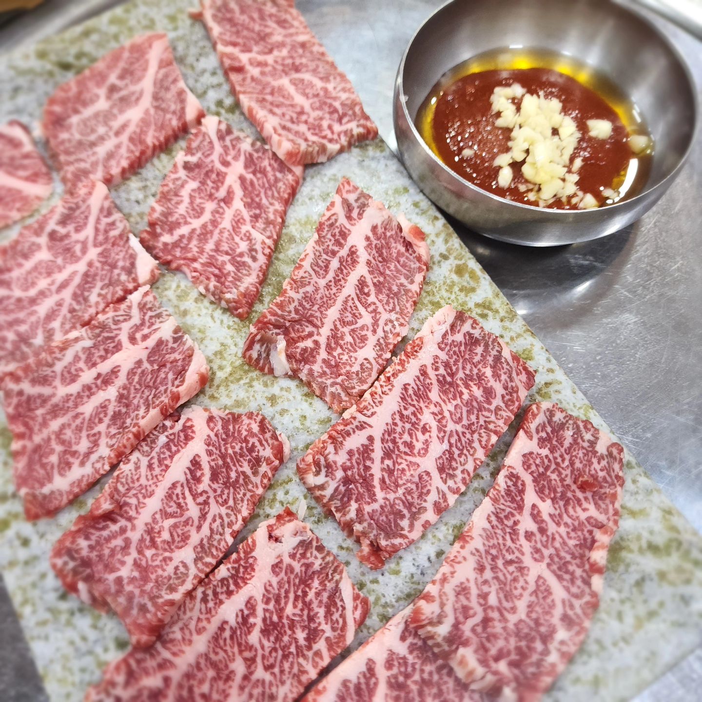 #협찬 #가보자체험단  #꽃핀한우 #천안맛집 #천안시맛집 #천안맛집추천 #천안성정동맛집 #성정동맛집 #천안한우 #천안소고기 #천안소고기맛집 #천안한우맛집 #천안고기집 #천안고깃집  #천안소고기집 #성정동소고기 #성정동한우 

매일 아침마다 공수해오는 원쁠 투쁠 A급 한우를 저렴한 가격에 먹을 수 있는 곳으로 수족관에서 수중숙성30일 +냉장숙성7일 =37일간 숙성후 최고의 육질을 제공하는 소고기 전문식당 
마블링이  예술인  한우맛집  오랜만에 방문했는데  그대로인듯 ~~~ 맛있는 한끼식사 행복한 주말 식사