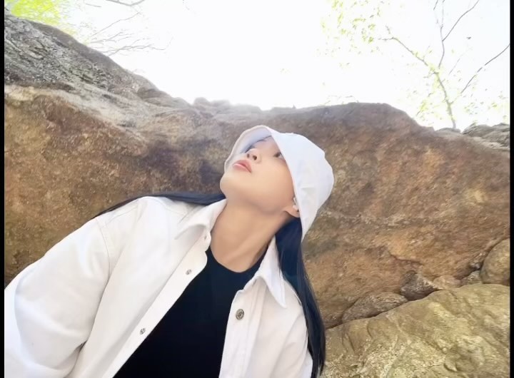 🦢

#시월마지막날 피드는 아빠랑 #하동 #체험학습 #삼성궁 
아빠 혼자 등산화챙길 때부터 알아챘어야했는데..🥲
얕잡아보고 가방에 이것저것 다 챙겨온 난..
결국 아쁘ㅏ에게 가방을 맡긴다..😗 (나도 같이 들어줬으면..)
줄로 연결해서 다녔다고 한답.. 
#매일다짐하지 #체력관리필수 
.
.
.
#하동여행 #하동가볼만한곳 #하동여행코스 #하동삼성궁 #아빠와딸 #등린이 #산린이 #가을여행 #일상 #셀피 #hadong #travel #selfie