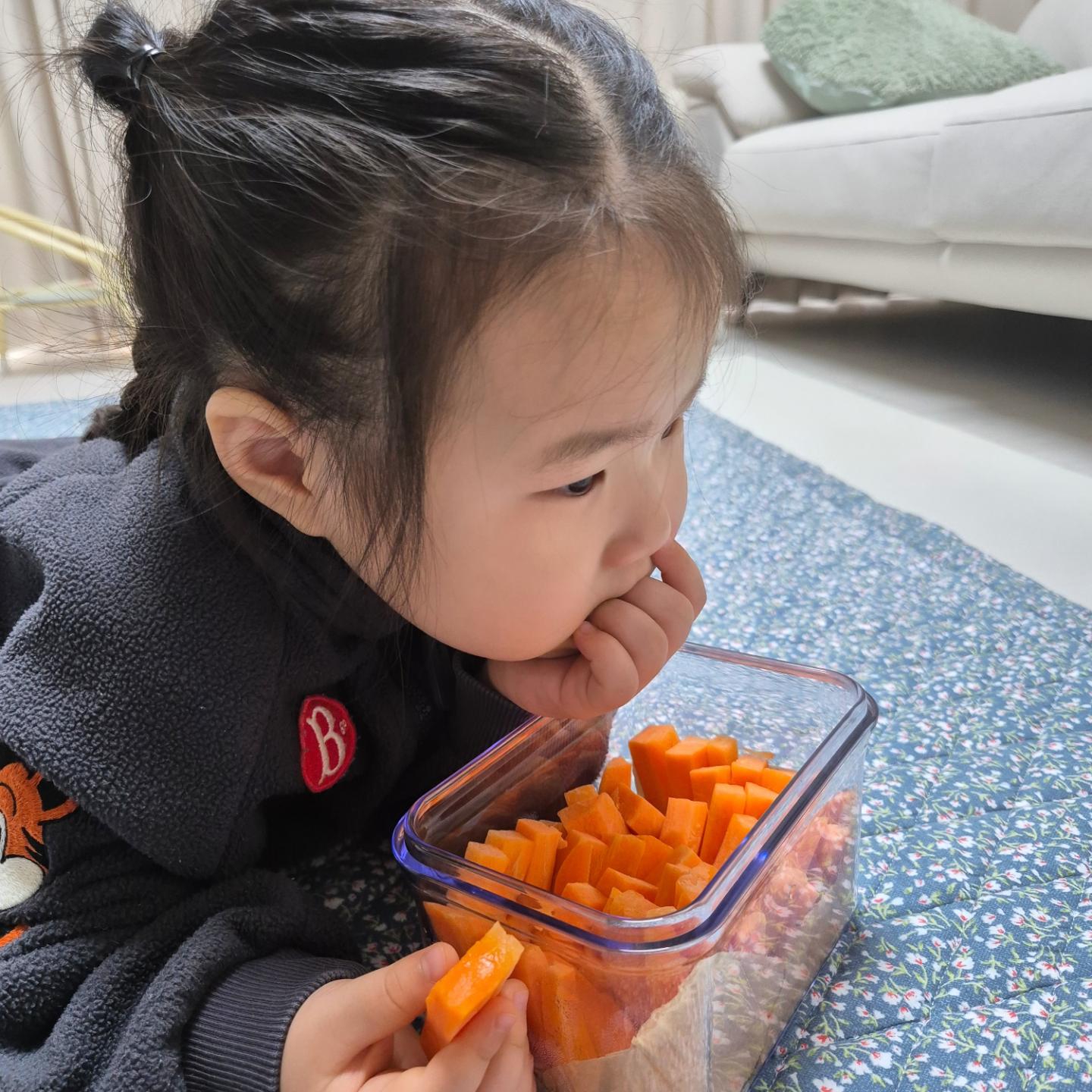당근 뇸뇸🥕

#가장좋아하는간식 #당근 #곧노래질듯
