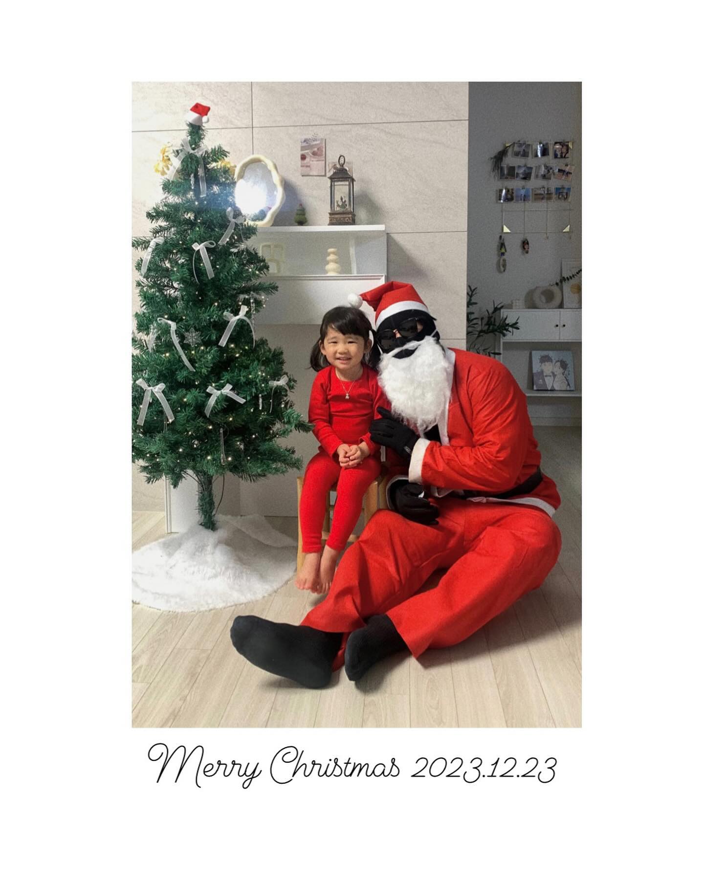 3번째 크리스마스🎄

좀 컸다고 산타할아버지를 매일매일 손꼽아
기다렸던 마서유니를 위해 올해는 아빠산타🎅

느낌으로 뭔가 아빠인거 알꺼 같다고 했는데
완전 속아버림 ㅋㅋㅋ 역시 아직은? 순수해
약간 무서워 하는거 같지만 뽀뽀 해주고 안아주고ㅋㅋ
🎅: 엄마아빠 말 잘 들었어요?
👶: 아니요!

당당하고 솔직함 어떤데ㅋㅋㅋㅋㅋㅋㅋ
오래오래 기억에 남길바래❤️

⠀
⠀
⠀
#크리스마스#merrychristmas#아빠산타#산타할아버지#선물
#언박싱#육아일상#31개월아기#아빠와딸#해피크리스마스
#육사소통#딸맘일상