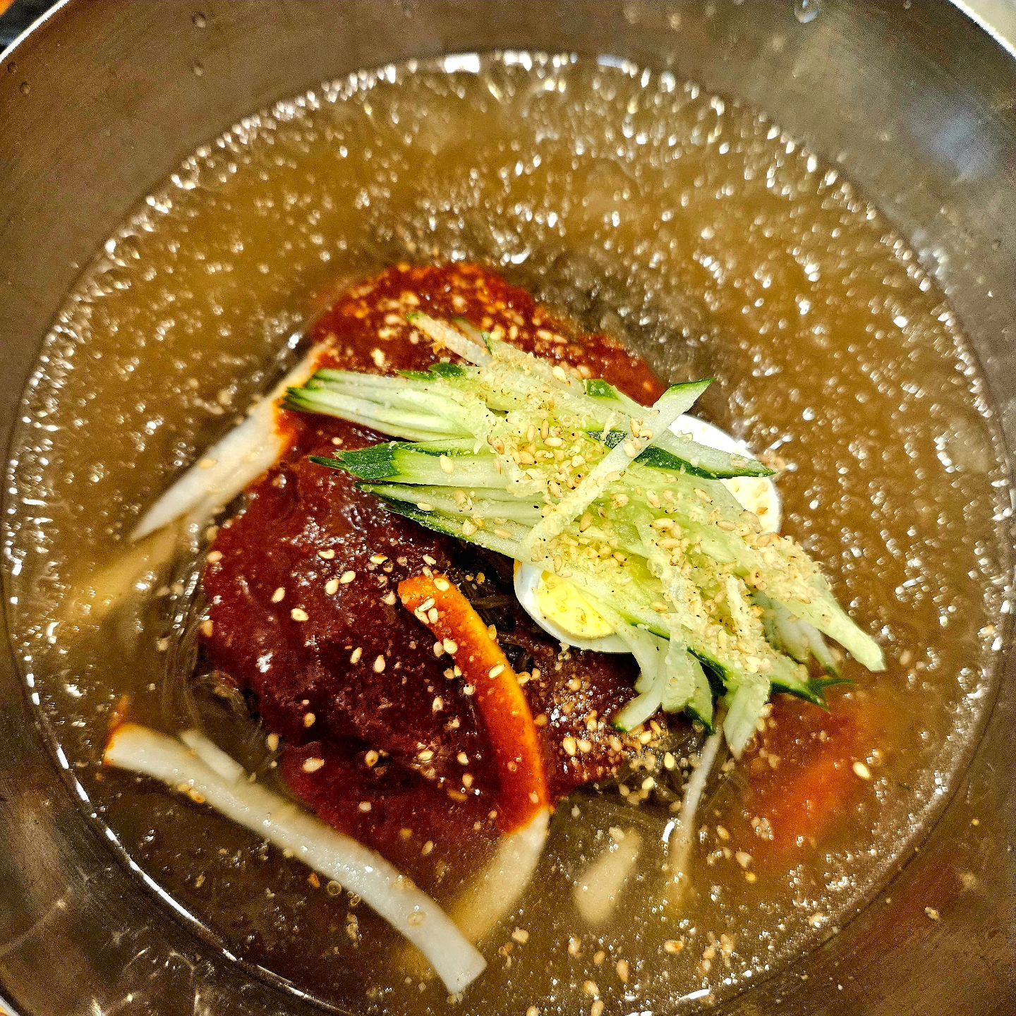 매운냉면 땡겨서 방문한 동아냉면⠀
⠀
맨날 지나다니기만 했지 먹어본건 처음⠀
⠀
양 모자를까봐 물냉 곱배기에 ⠀
만두까지 추가🤣⠀
⠀
여긴 육수가 찐....⠀
⠀
맛있어서 두번이나 먹었어요😆⠀
⠀
생각보다 안매워서 다대기 추가⠀
⠀
양은 은근 많드라 소화 안되서 죽는줄..⠀
⠀
가격 착하고 맛도 쏘쏘해서 종종 가야지☺️⠀
⠀
⠀
#동아냉면#동아냉면숙대점#숙대입구맛집#숙대점심#매운냉면#매운냉면맛집