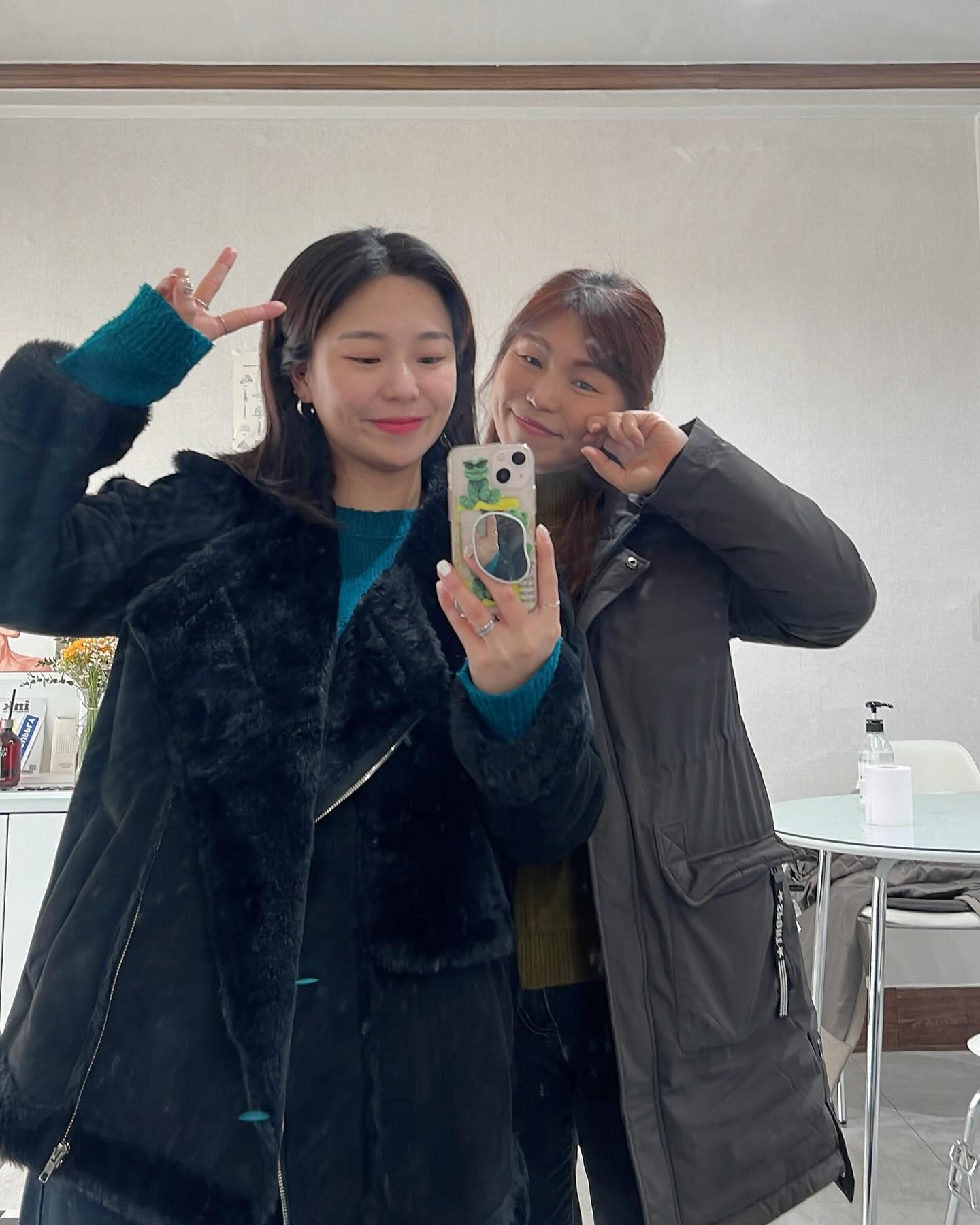 해보기나 해봤어???

누구는 뉴스킨이 다단계라 말한다.
누구는 뒤에서 이런저런 되도않는 말을 떠든다.
누구는 뉴스킨이 일이 아니라 말한다. 그저 방판이라 생각한다.
누구는 그런걸 왜하냐고 말한다.
누구는 돈을 쉽게 벌려고 한다고 욕한다.
그래서 누군가는 알아보려고도, 시도조차 하려하지 않는다.

다단계와 네트워크마케팅의 차이를 대부분 모른다.
그러면서 그게그냥 안좋은 다단계라고 말한다.
답답해도 어쩔수 없다, 내가 올바르게 나아가면 된다.
오히려 아무나 성공할 수 없는 환경에 감사하다.

우물안 개구리로 살기 싫은 나와 다르다고 생각한다.
각자가 원하는 목표는 다르다.
내가 지속할 수 있는 이유는 사랑하는 가족에게
모든걸 아낌없이 해주고 싶은 마음때문이다.
그리고 현실에 안주하고 싶지 않은 
자유를 원하는 내 꿈과 목표가 있다.

과연 나는 나를 얼마나 믿는가? 
나는 내가 반드시 해낼것이라고 믿는다.
왜냐 정답이 있기 때문이다.
알려주는대로 배우는대로 행하면 끝이 어떨지 알고가기 때문이다.
도중에 포기 하지 않고 계속 목표를 향해 달려간다면
뉴스킨과 함께 하는 내 미래는 밝고 뚜렷하기 때문이다.
끝이 보이지 않았다면 나도 누군가처럼 하다 말았을것이다.

올바르게 방향을 제시해주는 후원인들이 있고
내가 파트너쉽 맺은 이 회사는 정직하고도 너무 정직하고
멋진 가치와 비전을 제시하는 오너들이 있고
너무나 탁월해 알아서 일하는 제품력이 있다.

사람들은 또 말한다.
모든걸 갖춘 이회사를 왜 사람들은 포기할까, 왜 하다말까, 제품이 그렇게 좋으면 광고를 하지, 그럼 누구나 다먹고 다쓰겠지 라고 말한다.
대부분 사람들은 찾아보려고도 더 깊게 알려고도 하지 않는다.
대부분의 사람들은 두려움이란걸 다 가지고 있다.
누구는 시도하고 누구는 알아보려고 조차 안한다.
각자의 생각이 디른것이지 어떤 누가 틀린것은 아니다.

뉴스킨과 함께 하는 사람들이 다 같은건 아니다.
내가 행한 행동에 책임을 졌으면 좋겠다.
내가 못한걸 가지고 회사탓 남탓하지 않았으면 좋겠다.
뉴스킨의 가치를 깎아 내리는것은 나의 가치를 깎아 내리는 것이다.
아무것도 모르는 사람들이 말하는 말들은 
나도 신경안쓰려 노력한다. 
하지만 내 노력을 아는건 내 자신뿐이기에 
더욱이 노력해서 반드시 성공해서 보여줄것을 매일 다짐한다. 

누가 쉽다고 했는가, 성공의 대가지불은 반드시 필요하다.
남보다도 매일 나와 싸우는 그 매일이 힘들다.
하루를 1년같이, 여러 어려움을 매일 이겨내려 노력한다.
사람들의 단편적인 말과 행동은 내 성공에 도움되진 않는다.
나는 내 갈일을 묵묵히 갈것이다. 
정직하고 올바르게 부끄럼 없이 진심을 다해 비즈니스 할것이다. 
그리고 나는 내  일을 사랑한다. 
그이유는 내 가치관과 맞는 엄청난 회사인 뉴스킨과 함께라서이다.