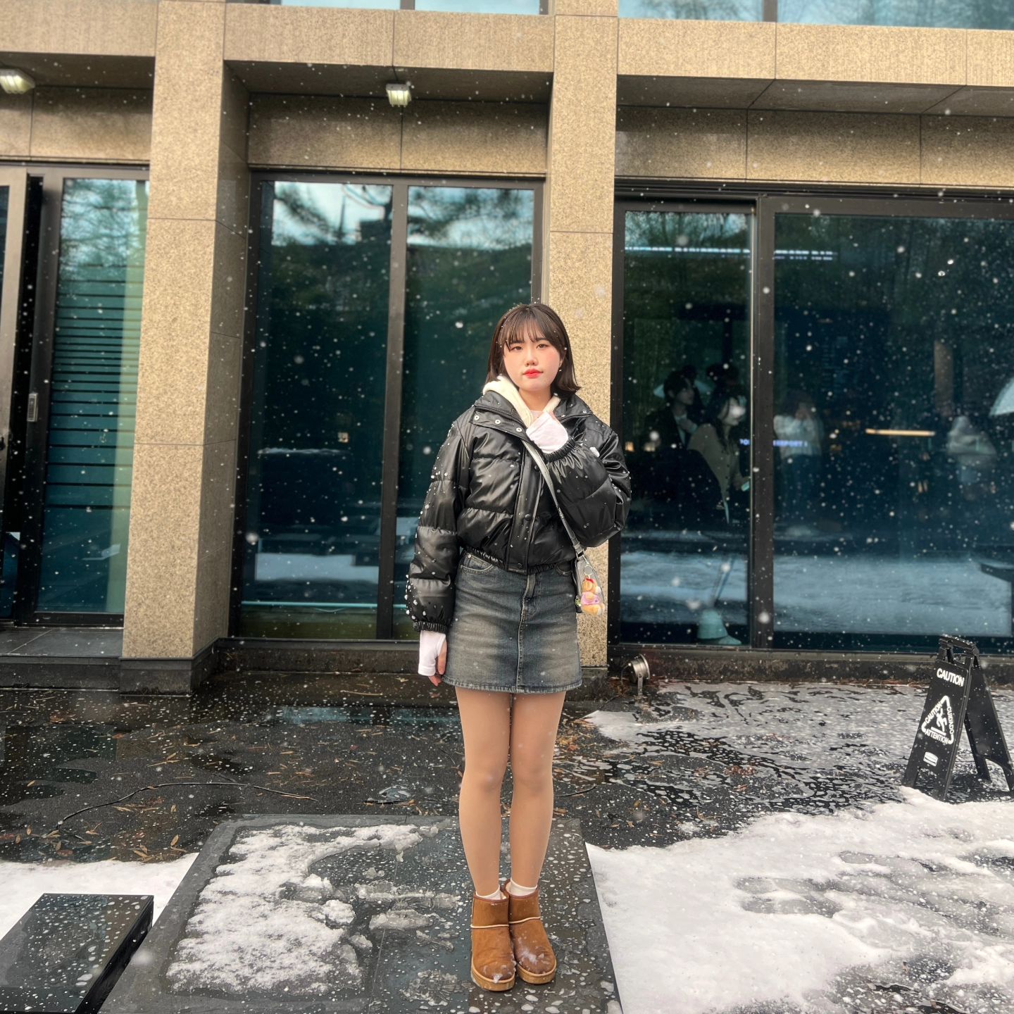 ⛄️22번째 게시물⛄️
-비가 오는 카페에서 눈이 오는 카페로 변신한 레인리포트..❣️ 저는 눈 하면 이노래가 제일 좋더라구여🤭

#레인리포트 #눈오는카페 #이태원 #이태원카페 #03 #04 #05 #패션피플 #힙한룩 #파티룩 #데이트룩 #어그부츠 #숏패딩 #에이블리 #패션모델 #겨울여친룩 #패션계정맞팔 #좋반 #선팔하면맞팔 #rain #fashion #ootd #likesforlike #followforfollowback #댓글반사 #협찬환영 #소통해요 #ファッション