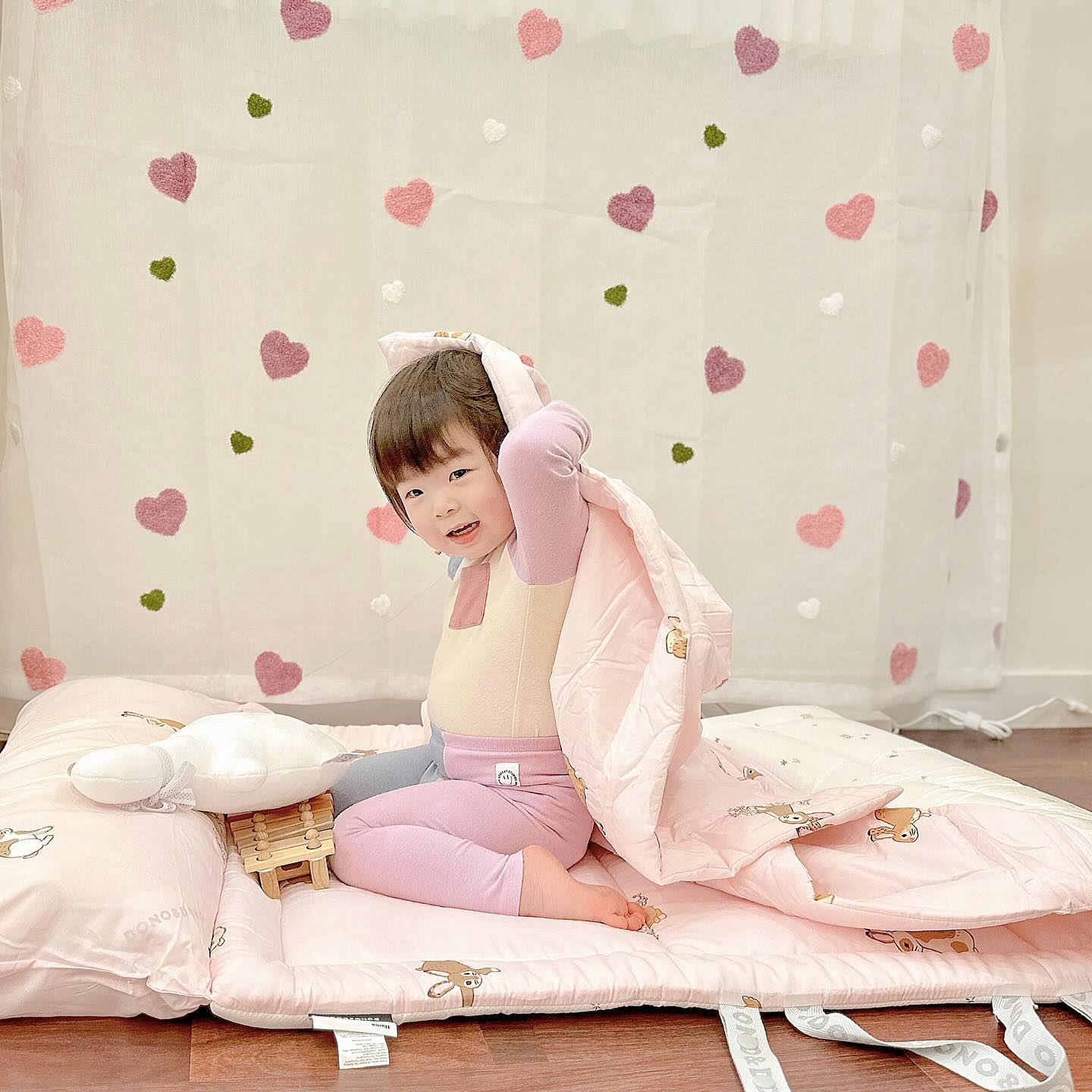 #도노도노협찬 #어린이집낮잠이불 

월요일 등원 전에 낮잠이불의 이불 안 찾아도 되고 
낮잠이불 담을 쇼핑백 안 찾아도 되는 것만으로도 
민서맘에게 최고인 도노도노 낮잠이불!

일체형 낮잠이불 세트라 이불을 따로 챙길 필요가 없고 
낮잠이불이 쏙 들어가는 전용 가방이 있답니다!

시원하고 가벼운 듀라론과 포근하고 부드러운 모달 양면을 
사용할 수 있는 사계절 낮잠이불로 더블 메쉬 패드가 탄탄해서 
통기성도 좋고 아이 허리도 편안해요ꔛ♥ 

딸맘 감성 저격하는 토끼 디자인도 프린팅되어 있으니 
더 이상 바랄 것이 없어요! ๑⃙⃘◡̈๑⃙⃘ 

τнänκ чöü♥ donodono_official 

#낮잠이불 #도노도노 #낮잠이불세트 #사계절낮잠이불 #낮잠이불추천 #일체형낮잠이불 #분리형낮잠이불 #모달낮잠이불 #듀라론낮잠이불 #어린이집준비물 #도노도노낮잠이불