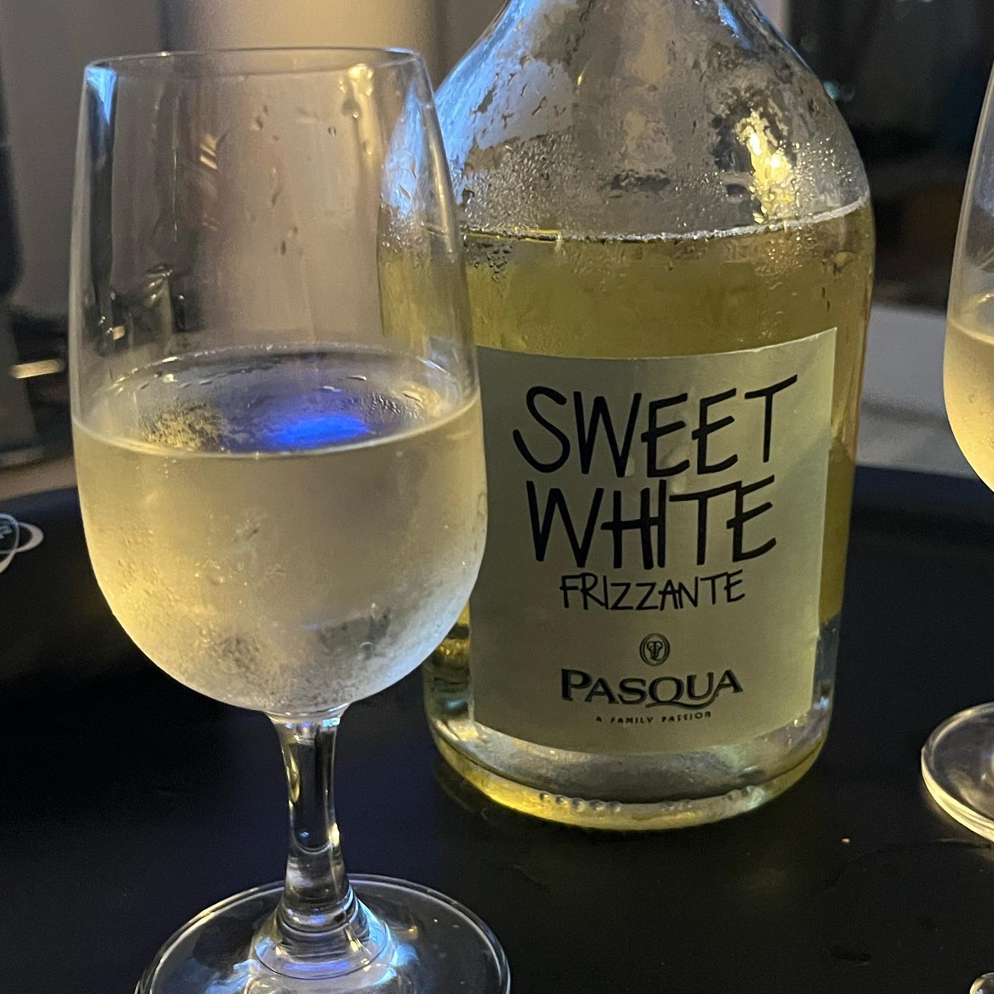 #파스쿠아와인 #파스쿠아스위트화이트
#프리찬테#frizzante#pasquawines

와인앤모어에서 구매한 
파스쿠아 스위트 화이트프리찬테

생각보다 내가 좋아하는 맛이었다
적당한 산미와 살짝 단맛 !

쇼비뇽블랑만 선호하다가 이탈리아와인이다! 
이러면서 이거 사자고 하는 남편의 말에 구매 !

예쁘기만 한게 아니라 맛까지 내스탈이잖아..!?

#화이트와인#화이트스파클링#화이트프리찬테#파스쿠아화이트