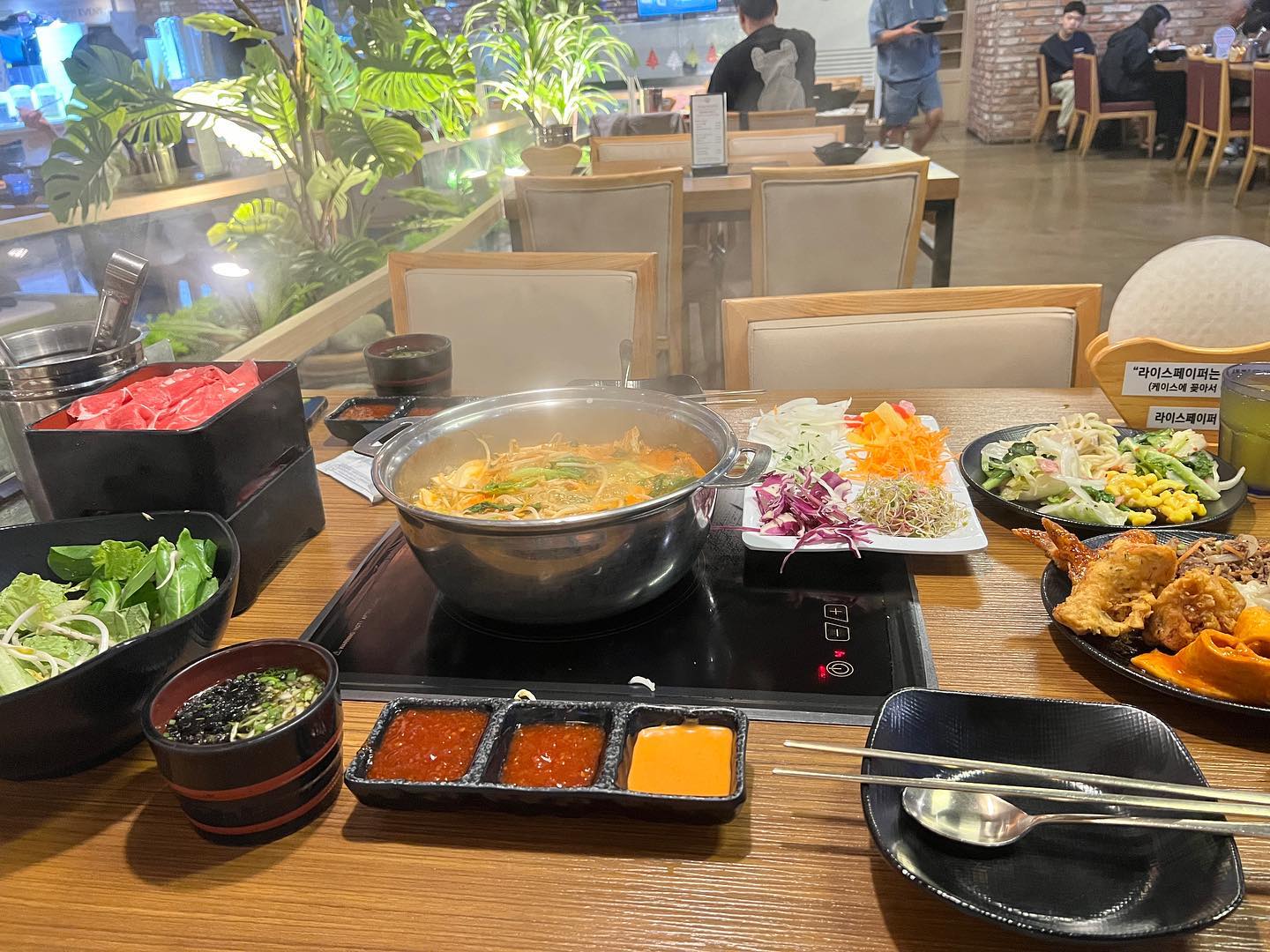 느끼한거 먹은후엔 칼칼한 샤브ㅎ
채소,버섯 많이!!!

#창원#상남동#샤브올#매콤한맛#칼칼한#맛집추천#샤브샤브맛집#매운맛#맛있어요