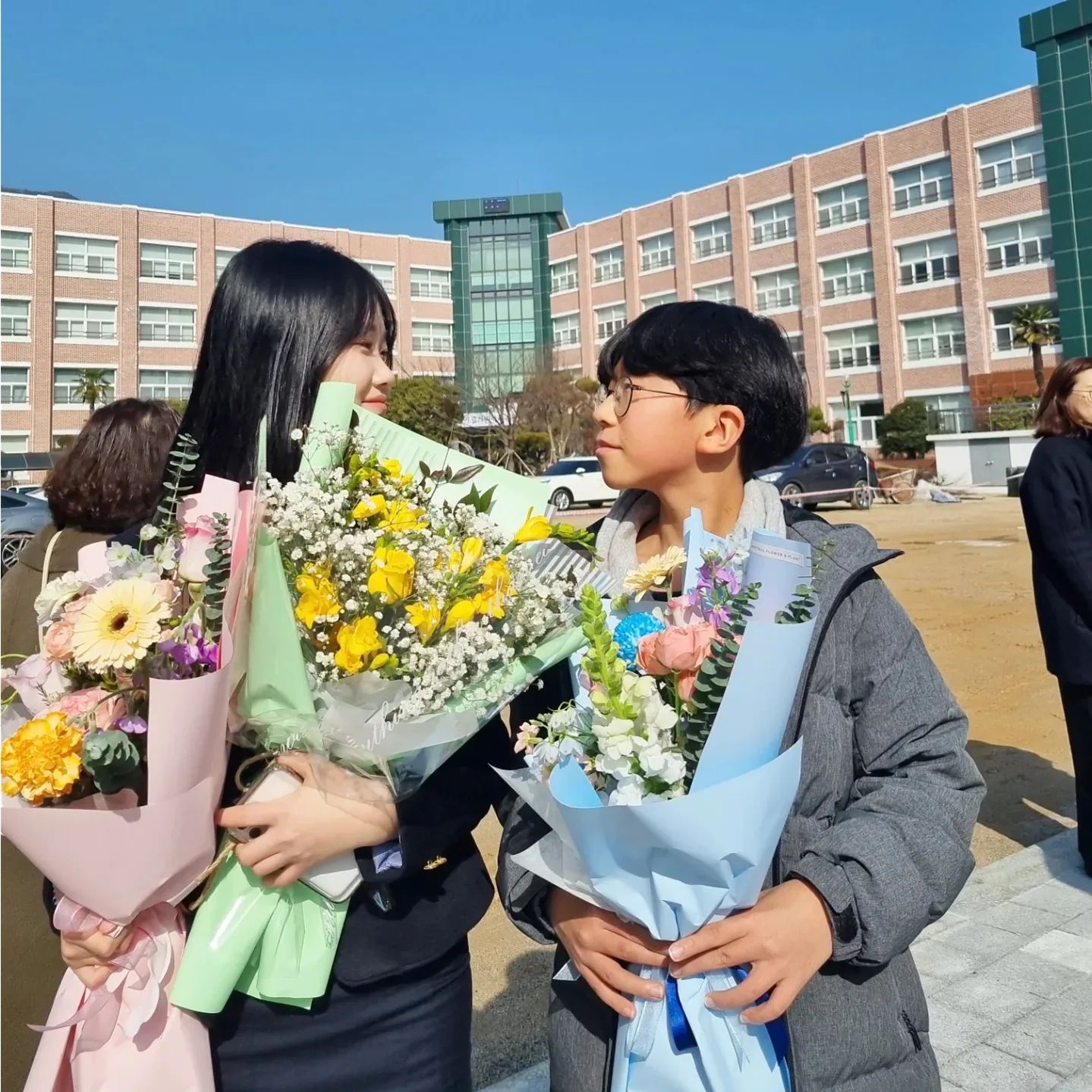 ⠀
울집 중딩이 초딩이 같은날  졸업식이라니;;
처음엔 날짜 겹쳐서 궁시렁댔지만 다둥엄빠답게🤭
발동동 구르며 시간쪼개어 졸업식 두탕 클리어~!
누나,동생 같이 졸업한 오늘~👩🧑
잊을 수 없는 소중한 날로 기억될꺼야~♡
앞으로 기대 되는 너희들의 꿈을 엄빠가 응원해 🙌
그리고 언제나 묵묵히 알아서 잘 해주던 내사랑 아드리🩷
마지막 장식을 장학금으로~아드리 궁디 팡팡😍
⠀
#내사랑1호2호 #졸업식🎓 #기가막히는타이밍
#장학금받은아들 #궁디팡팡👋 #다둥이네집