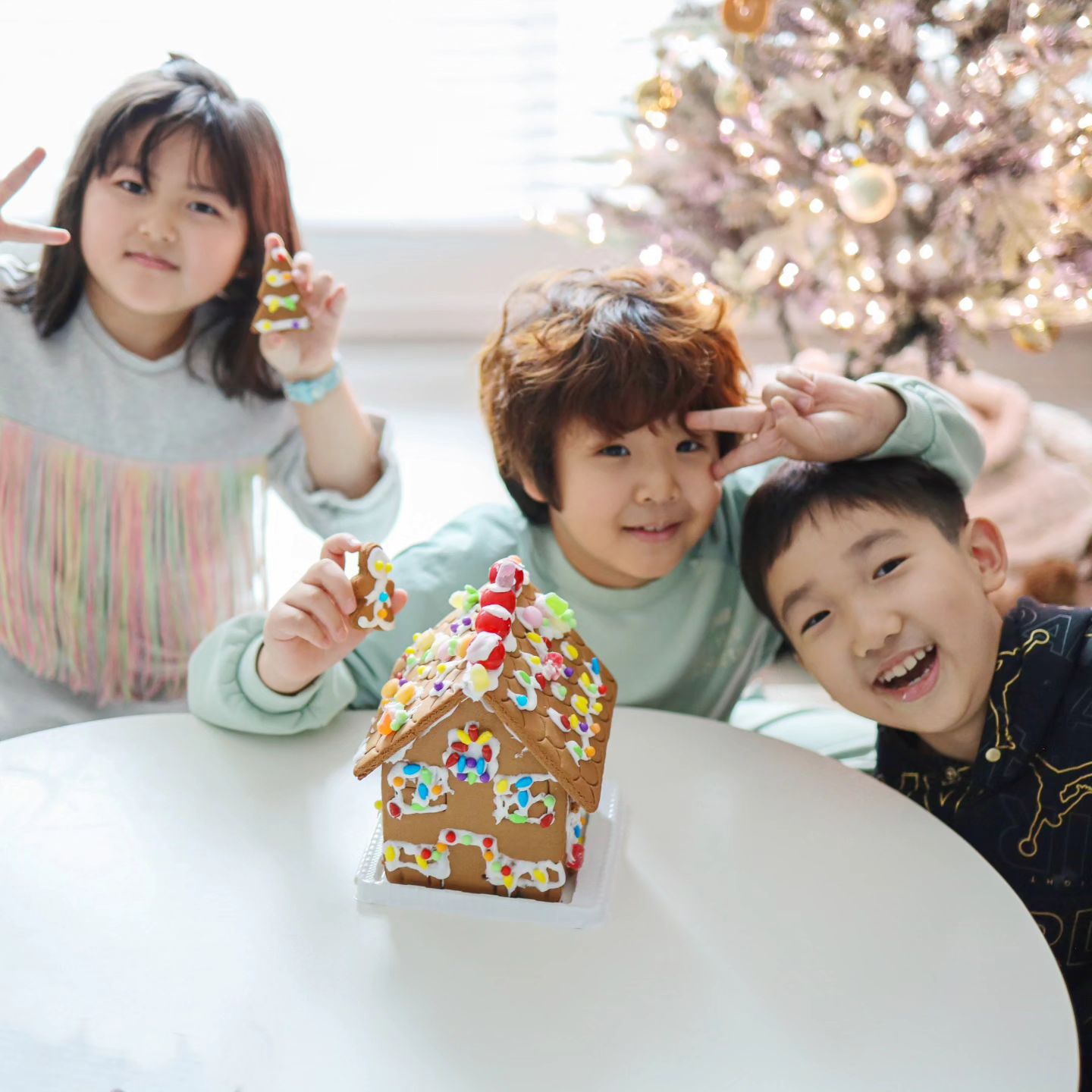#협찬 #진저브레드하우스

웅이 친구들이랑 함께
"진저브레드 하우스 키트"
과자집 만들기했어요

크리스마스 파티하고 싶어했던
아이들에게 즐거운 시간이였죠

진저쿠키집 틀과 캔디, 젤리, 흰색아이싱에
받침판까지 쉽고 간편하게
만들수 있어 좋았어요~

배송 받는거다 보니 과자가 파손 되어
올수도 있겠지만, 흰색아이싱으로
튼튼하게 다시 만들수 있겠더라고요

아이들과 특별한 즐거움 재미로
좋은 추억만들었어요

식약청 인증을 받은 과자집 쿠키
맛있게 먹는거 까지~ㅎㅎ

컬리에서 판매중이니 구매해보세요
제품 귀변에 만드는 방법까지
어렵지 않으니 연인, 친구, 가족들과
즐거운 시간보내보세요~^^

hawaiian_company
#진저브레드 #진저브레드하우스 #과자집
#과자집만들기 #과자집꾸미기 #겨울방학
#집콕 #놀이 #크리에이트어트리트