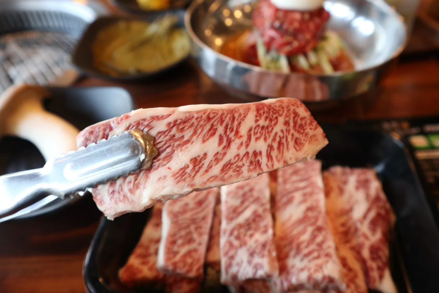 홍천 수타사 근처에 위치한
홍천한우전문점
홍천한우수라영농조합법인

투뿔한우를 저렴한가격에 맛볼 수 있는 곳으로 현지인들도 많이 찾는 찐 맛집 🐂 🐮 

마블링이 좋아 입안에서 살살 녹고 육즙이 살아 팡팡 터지는 꽃갈비

육회가 듬뿍 올려진 육회비빔냉면은 매콤함이 느껴지는 냉면으로 한우와도 잘 어울리는 메뉴
10,000원의 행복

엄청 친절하시고 음식도 맛있었어요

#홍천수타사맛집 #수타사맛집 #홍천한우 #홍천가볼만한곳 #홍천맛집 #홍천먹거리 #홍천한우수라영농조합법인 #홍천한우수라 #한우 #홍천 #홍천여행 #강원도여행 #강원도 #먹팔 #먹스타