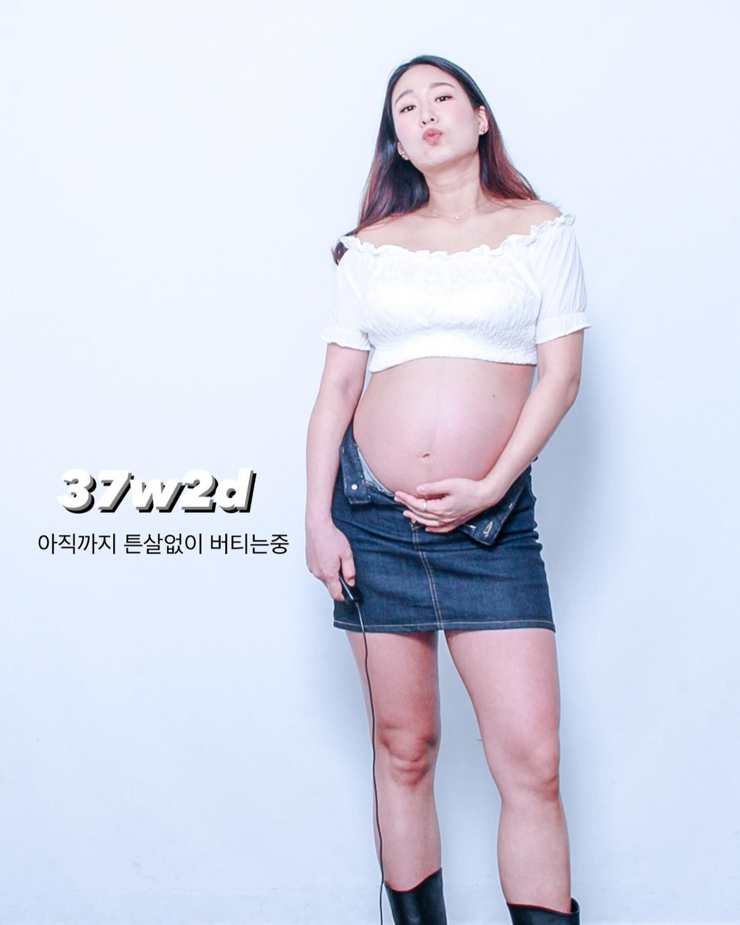 37주 2일에 찍은 진짜 10개월 만삭사진
아직까지는 튼살없이 잘 버텨주고있는 나의 피부들
마지막 날까지 잘 버텨줘🙏🏼
(몸무게는 지금까지 +13kg.. 앞으로 더 찌겠지)

바프만 찍어봤지 만삭사진은 적응이 안된다
내 몸에 적응이 안되는건가😬
급하게 골랐던 사진들 보면 죄다 똑같은 포즈라는게 소름..
이 몸으로는 잘 나오는게 한계가 있나보다🤣

.
나 혼자 찍어본 셀프만삭사진
아.. 둘이서만 찍은 사진🩵 아빠랑은 또 같이 찍자 헿
지난번에 당일 취소되었던 촬영, 이 컨셉으로 찍고싶었는데
못찍어서 집앞 셀스 스튜디오에서 차알칵✨