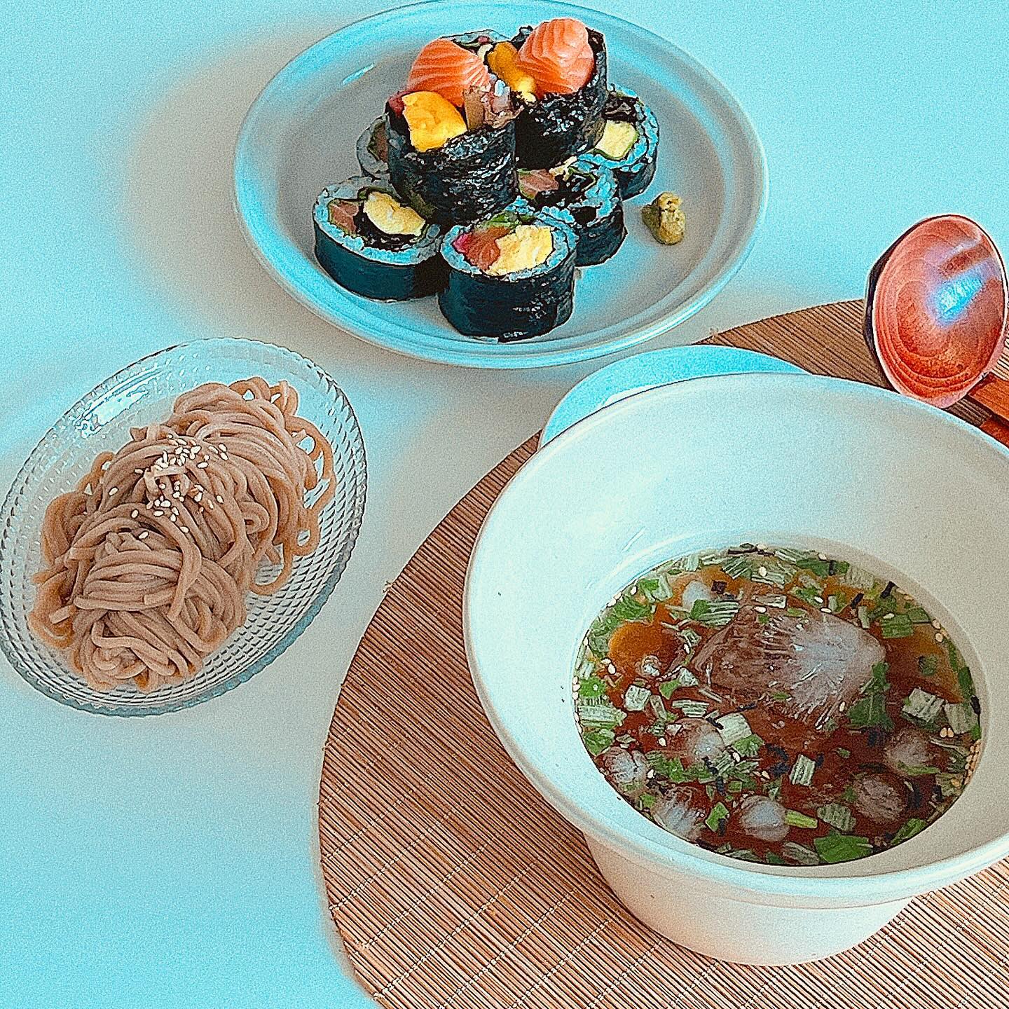 후토마끼 생각하고 말았는데
사이즈는 그냥 한국김밥데스네 
연어넣은 김밥

#후토마끼