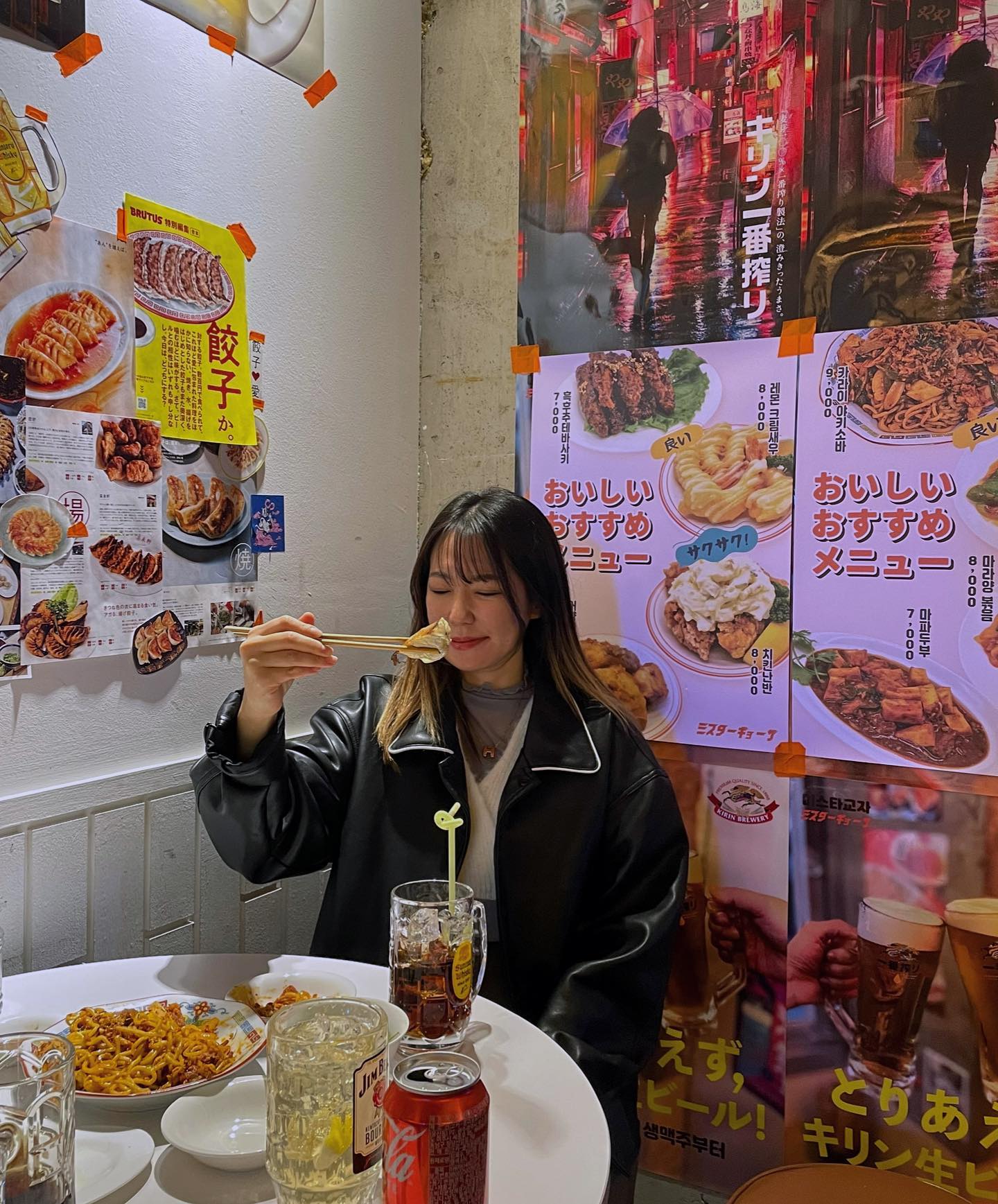 잠깐 다녀온 일본여행~✈️은 헤이, 거기 #미스타교자 mistagyoza_bangi 

아래는 굽고 위에는 찐 스타일로 먹는 일본 군만두, 교자 🥟
가성비도 괜찮아 간단한 2,3차로 방문하기 좋았던!
일본에 온 듯한 인테리어가 해외여행 분위기 느껴버리기~~

📍서울 송파구 오금로 15길 7-12, 방이동 68-1 
  9호선 송파나루역 도보 457m
🕖 17:00-02:00

#석촌호수 #방이동맛집 #교자