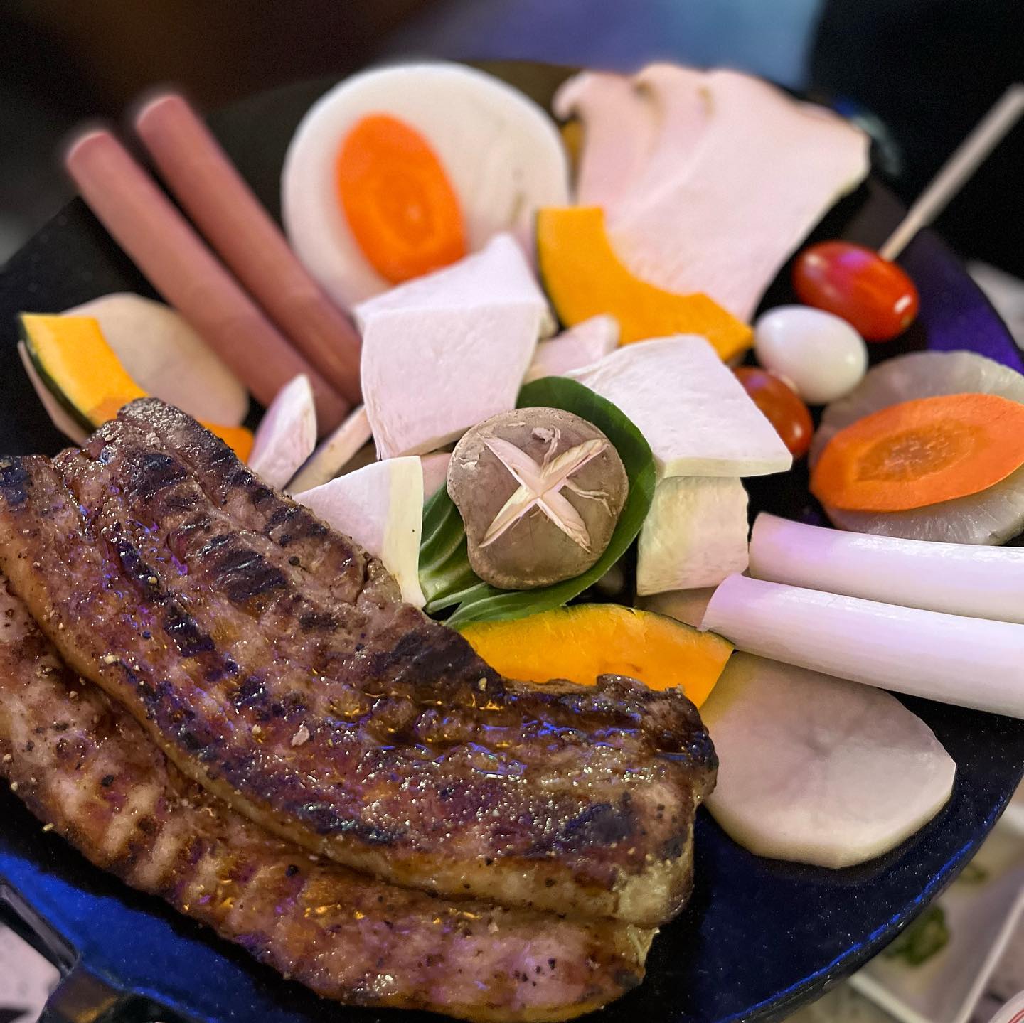 📍#협찬#종각맛깔시장 

관철동 7-11
1호선 종각역 4번출구 /종로3가역 15번출구

종로/ 종각 젊음의거리 맛집 술집 추천

야외 테라스에서 캠핑느낌 바베큐도 가능하고
내부는 넓고 깔끔한 좌석으로 
단체회식 모임도 가능해요!!

삼겹살바베큐 (28.500원)
푸짐한 야채와 초벌된 삼겹살 가득
캠핑감성에 바베큐 세트가 3만원도 안된다 👍🏻
짜파게티+삼겹살 (15.000원)
짜파게티+파김치+대패삼겹까지 푸~짐
오뎅꼬치 4개 (9.000원)
뜨끈한 국물이 제 맛인 오뎅꼬치도 한입 
청하 (6.000원) 제로콜라 (3.000원)

종각 종로 맛집 및 단체술집은 #맛깔시장
